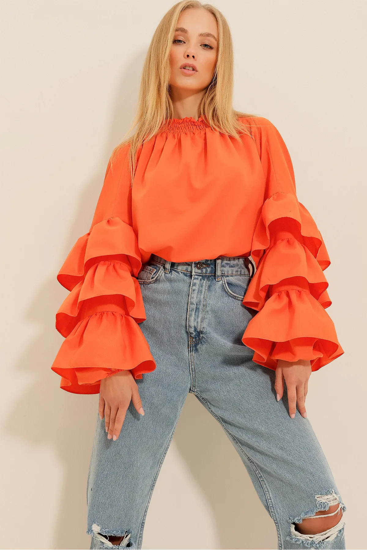 Trend Alaçatı Stili  Orangefarbene Damenbluse mit Rollkragen und Volant aus Webstoff ALC-X9762