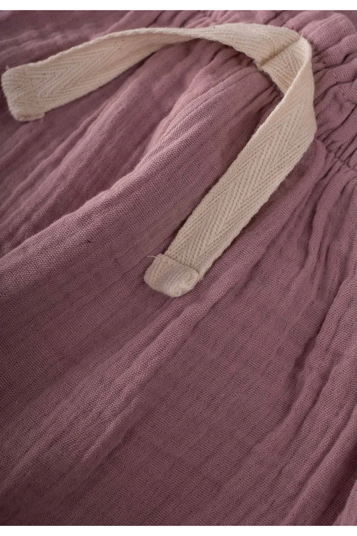 Cigit  Weit geschnittene Musselinhose mit Bio-Taille und Rüschen, 1–8 Jahre, Flieder