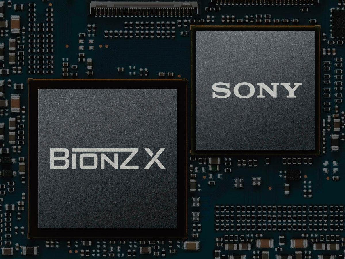 Sony ILCE-6400MB - Alpha 6400 E-Mount Systemkamera (24,2 MP, Bluetooth, NFC, WLAN (Wi-Fi), 4K Video, 180° Klapp-Display, XGA OLED Sucher, M-Kit 18-135mm Objektiv)