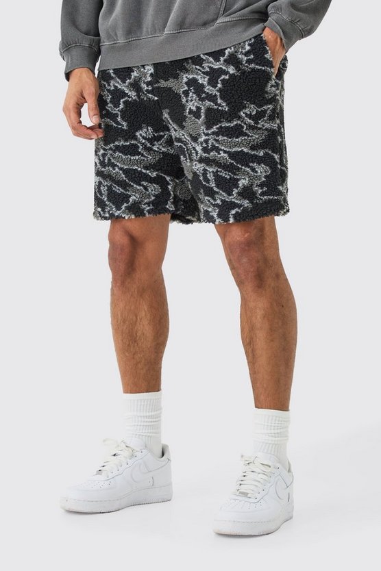 Lockere mittellange Borg-Shorts mit abstraktem Print