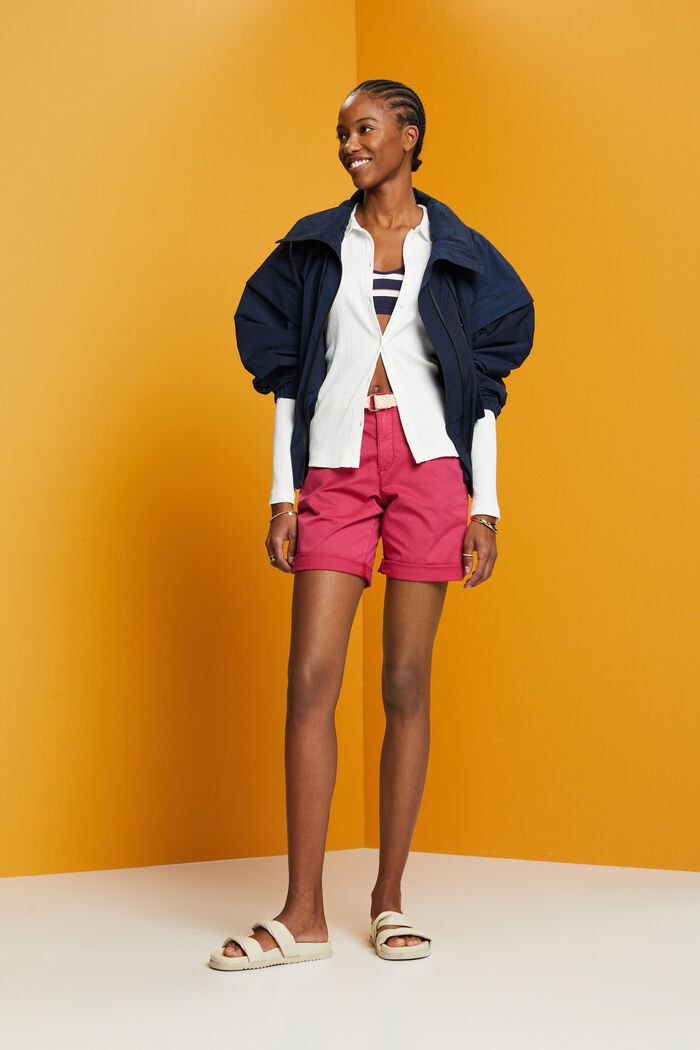Shorts mit Raffia-Flechtgürtel