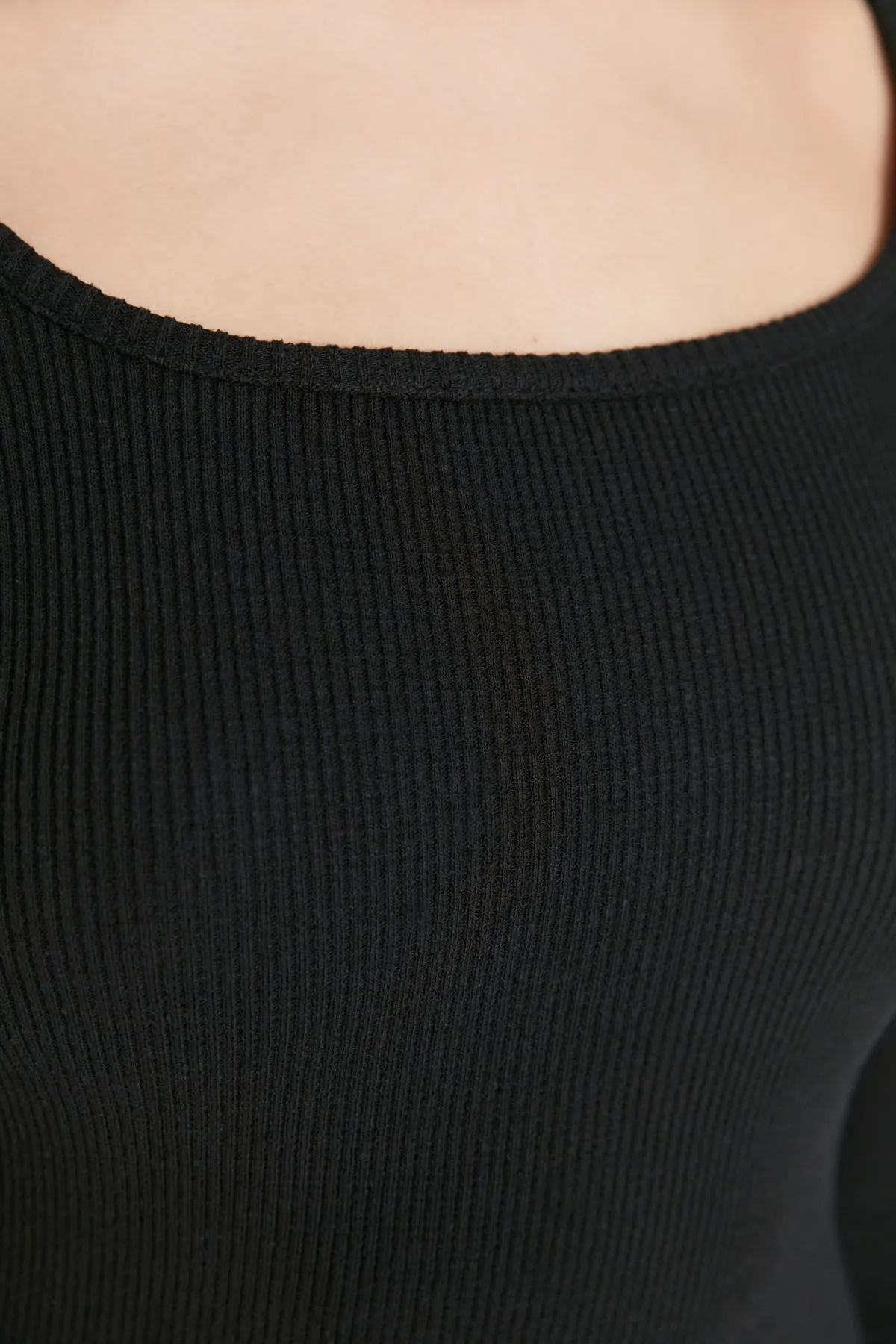 Trendyol Collection  Schwarzes, figurbetontes, geripptes, elastisches Mini-Strickkleid mit Schlitz und Rundhalsausschnitt TWOAW21EL0135