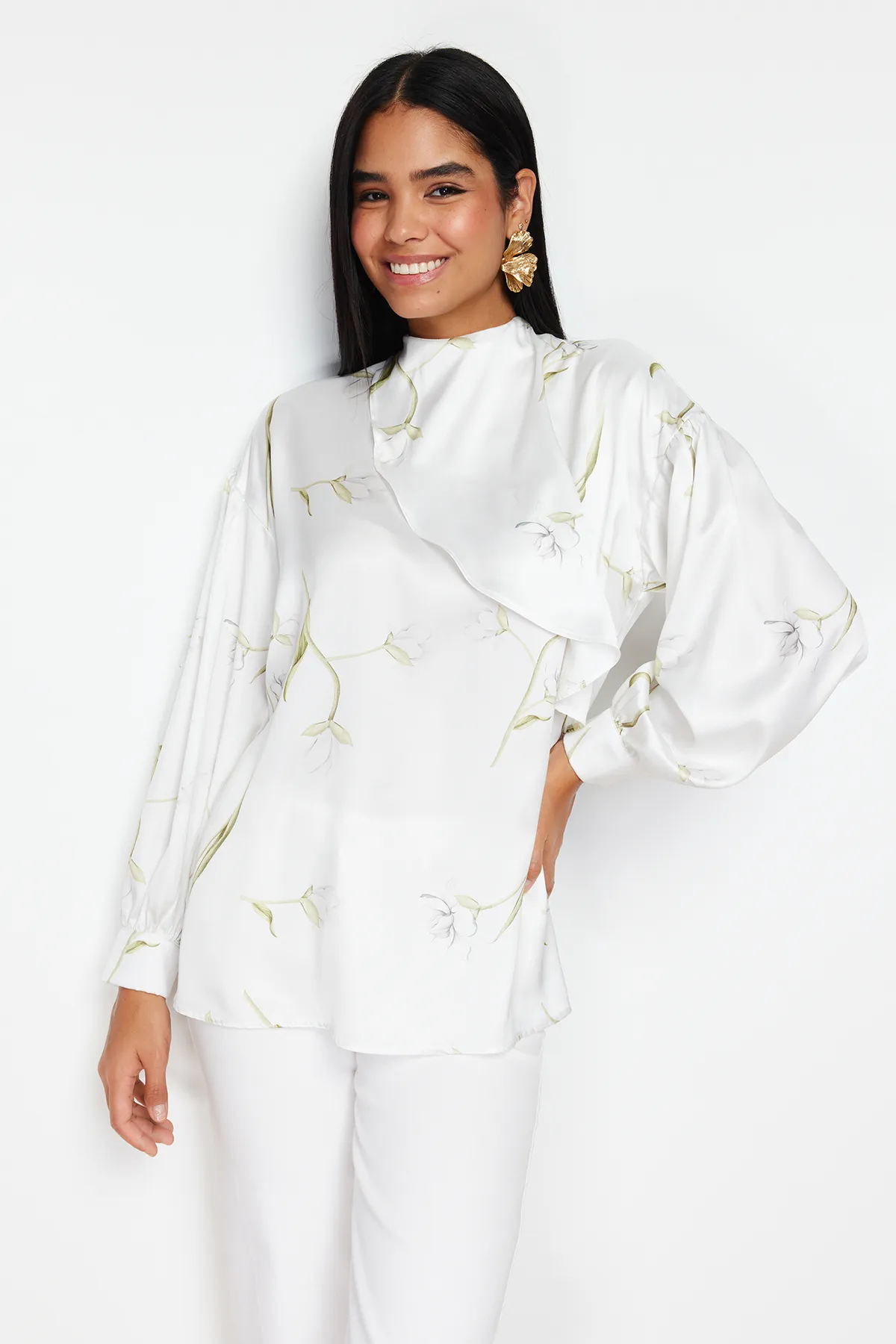 Trendyol Modest  Ecru gewebte Tunika aus Satin mit Blumenmuster TCTSS24UK00019
