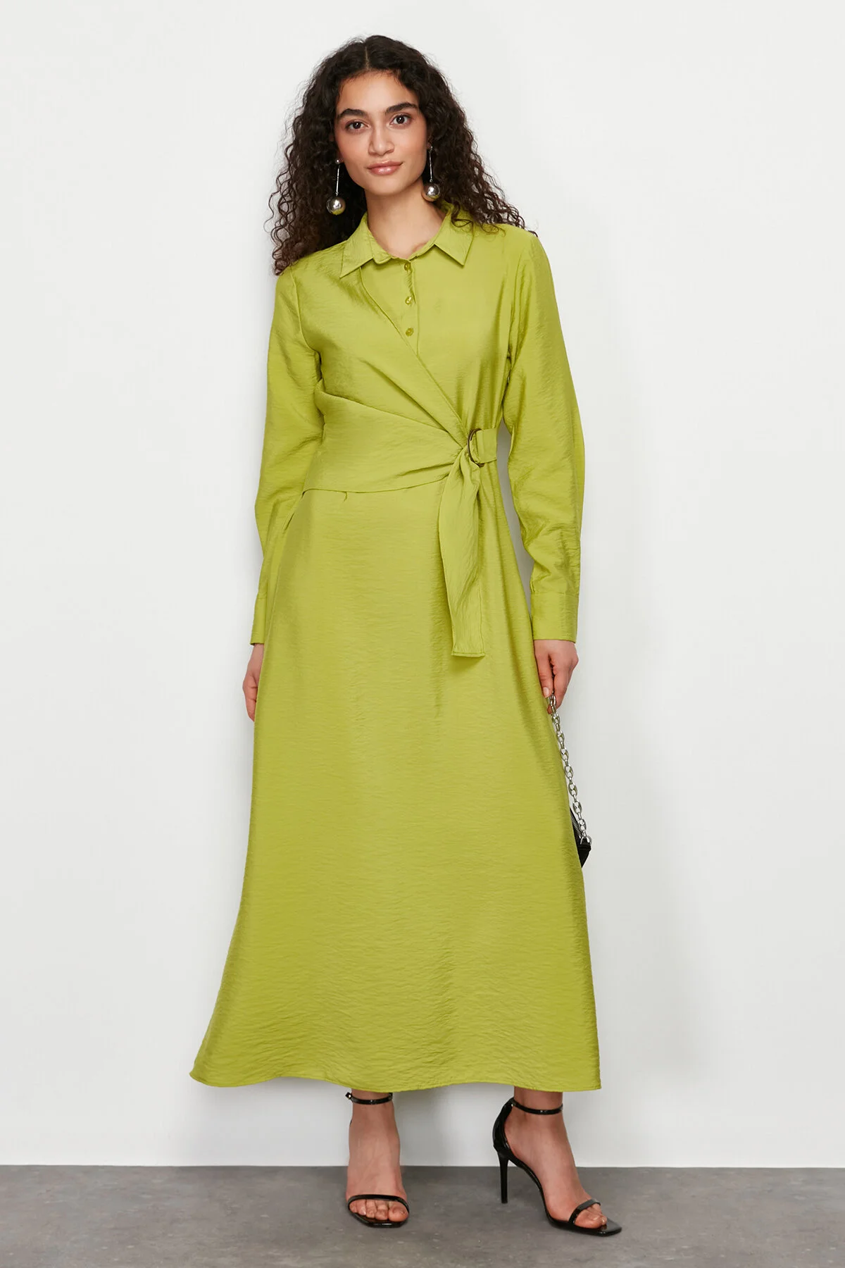 Trendyol Modest  Grünes, gewebtes Kleid mit Hemdkragen und Taillenband und detailliertem Ausschnitt TCTSS24EB00159