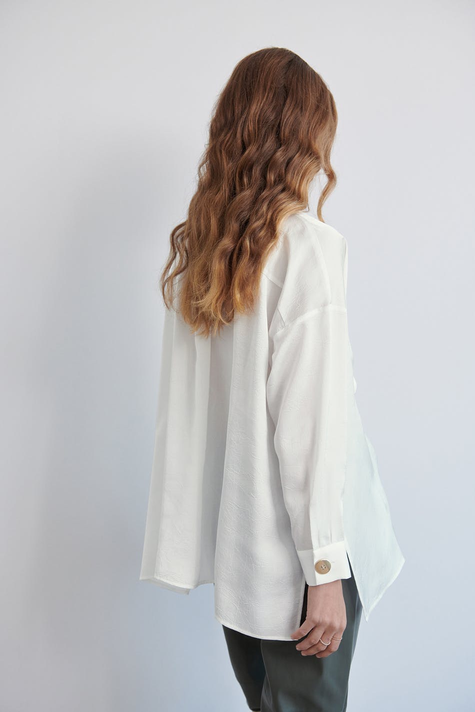 Sivi gold button shirt