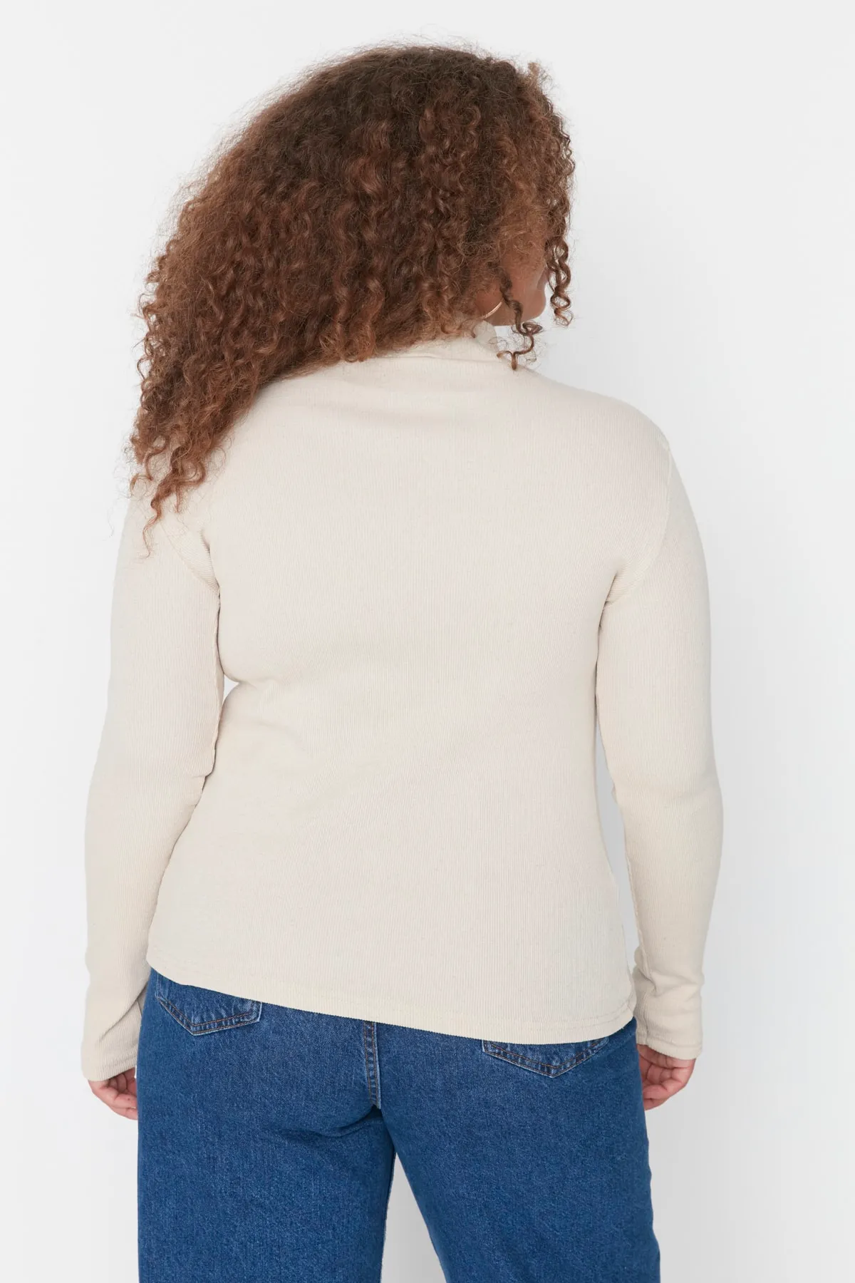 Trendyol Curve  Beigefarbene, figurbetonte, gerippte Strickbluse mit Stehkragen TBBAW23AF00003