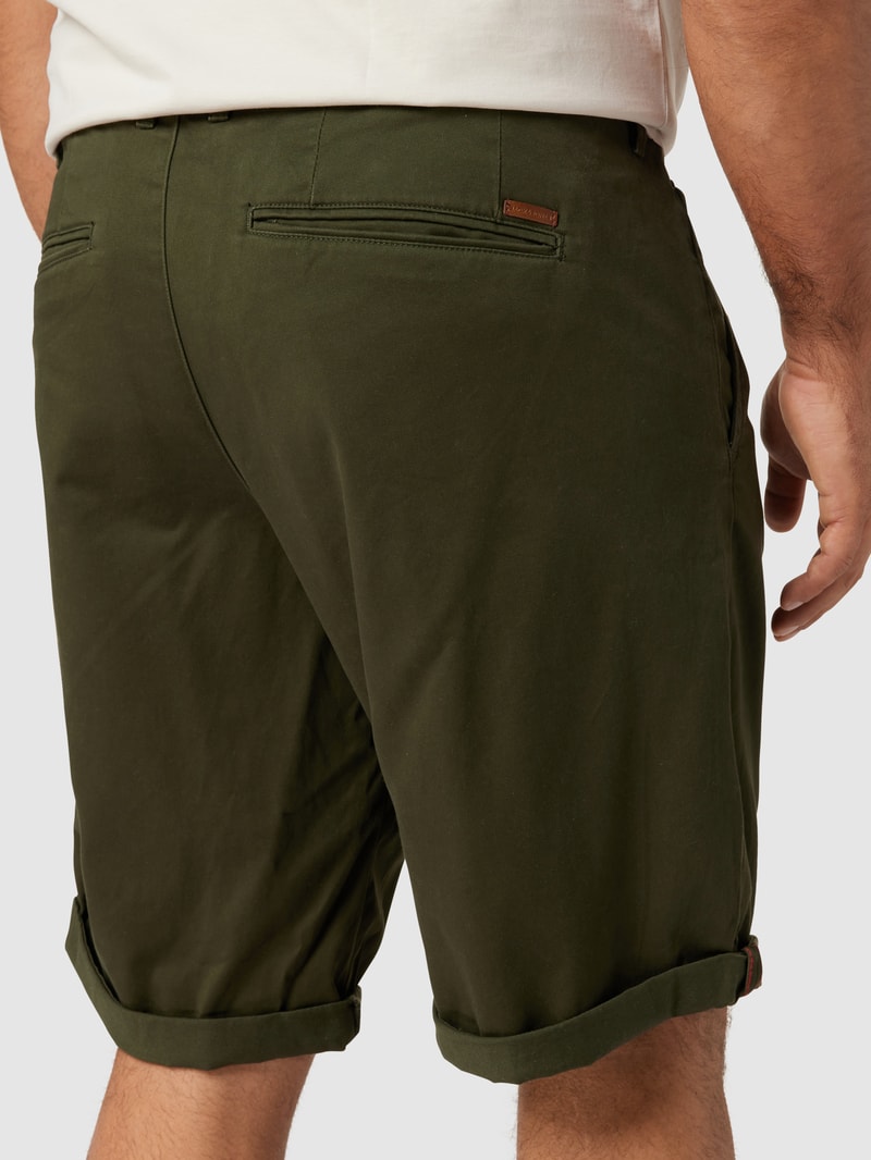 PLUS SIZE Shorts mit Label-Patch in olivgrün