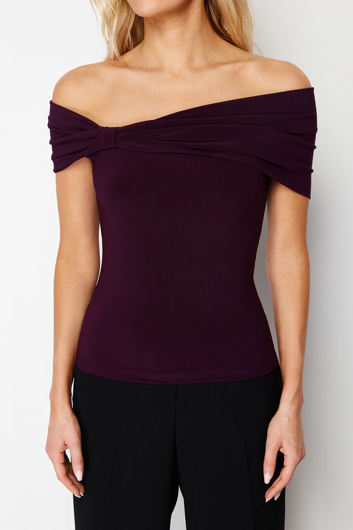 Trendyol Collection  Pflaumefarbene, taillierte, dehnbare, bauchfreie Strickbluse mit Carmen-Ausschnitt TWOSS24BZ00368