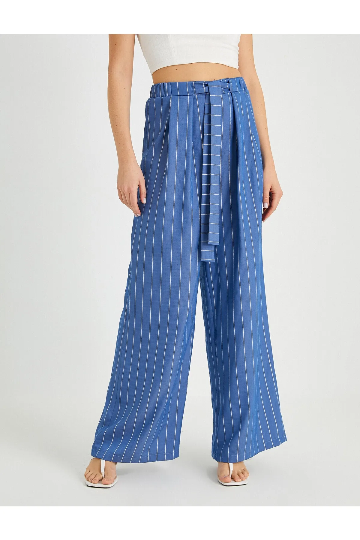 Koton  Gestreifte Hose mit weitem Bein und Gürtel an der Taille