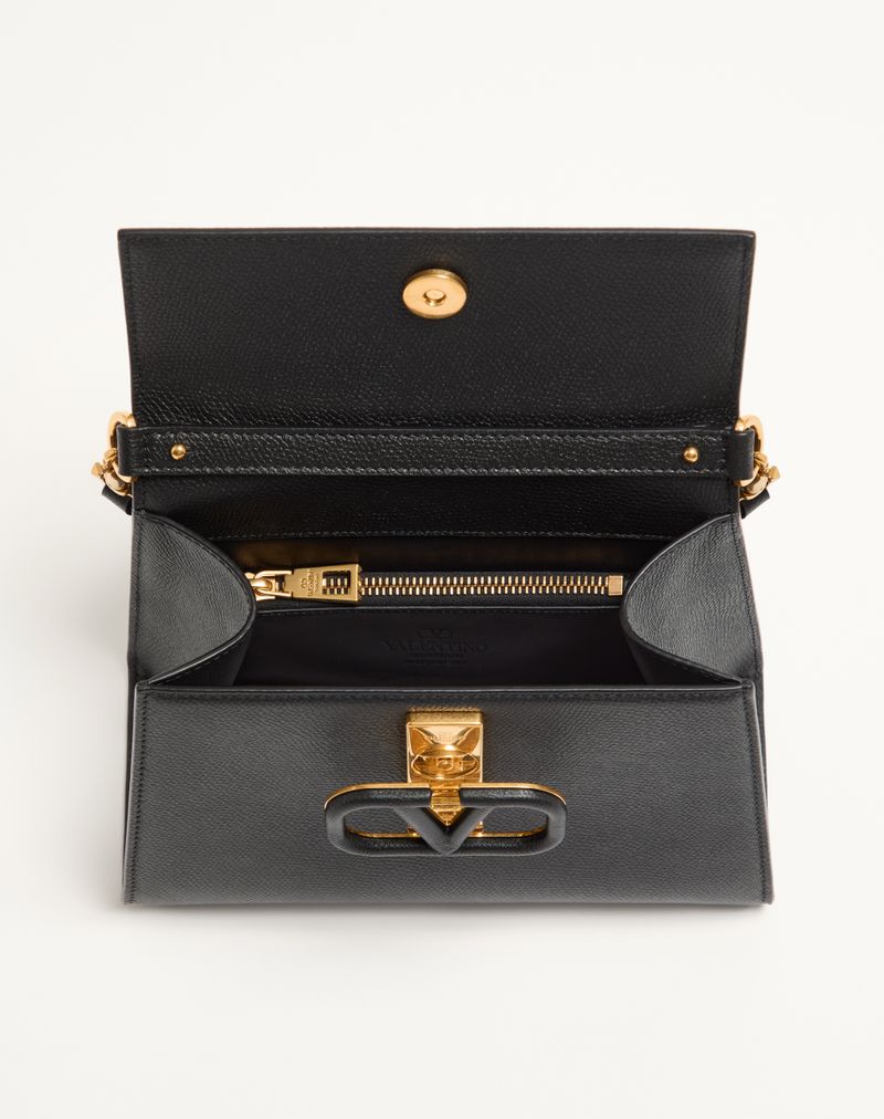 Bolsa Valentino Garavani Vsling pequena em couro de bezerro granulado.