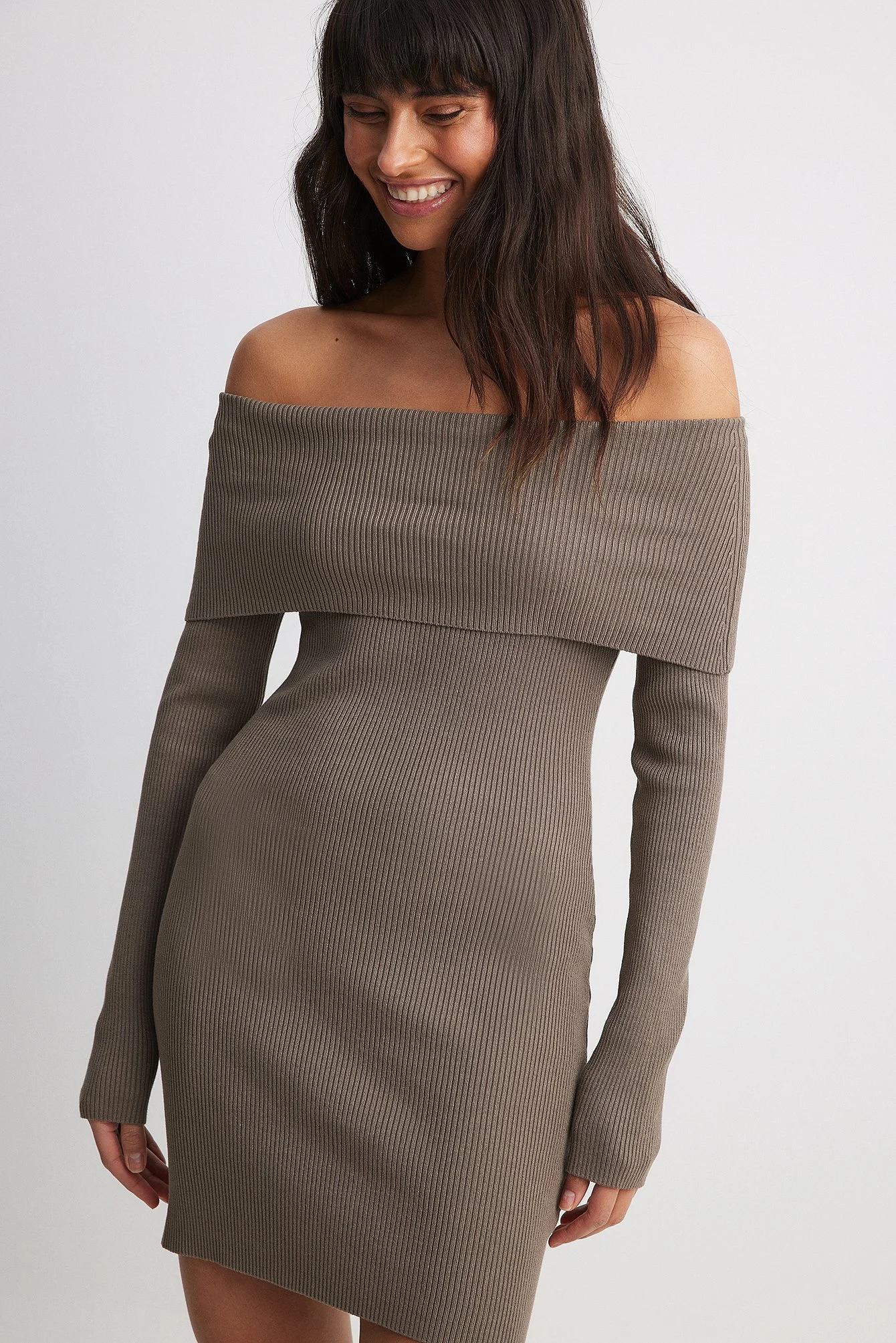 Schulterfreies Strick-Minikleid mit Falteneffekt