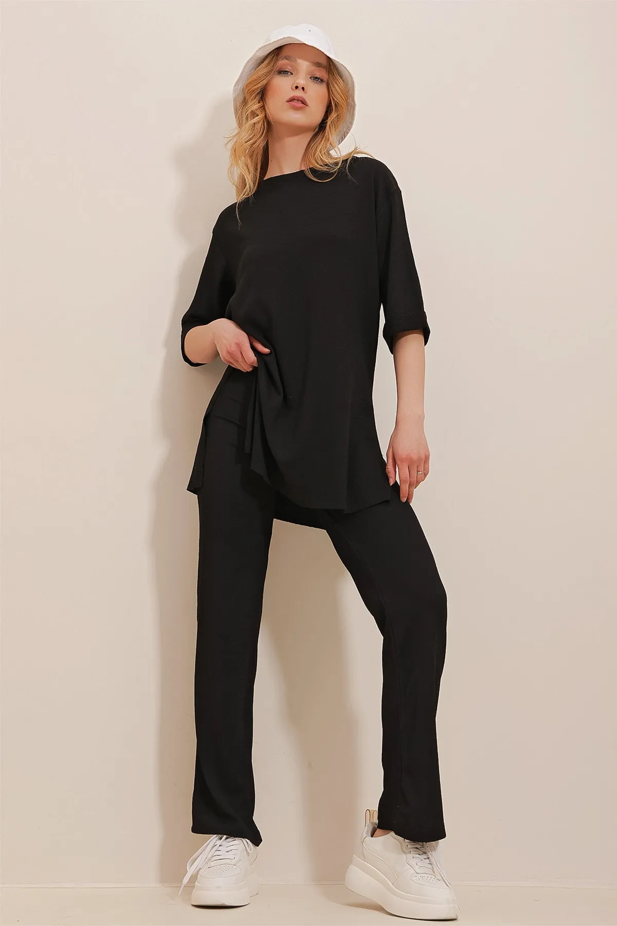 Trend Alaçatı Stili  Schwarzes Hosenset mit Rundhalsausschnitt, zwei Ärmeln und Seitenschlitzen für Damen ALC-X10015