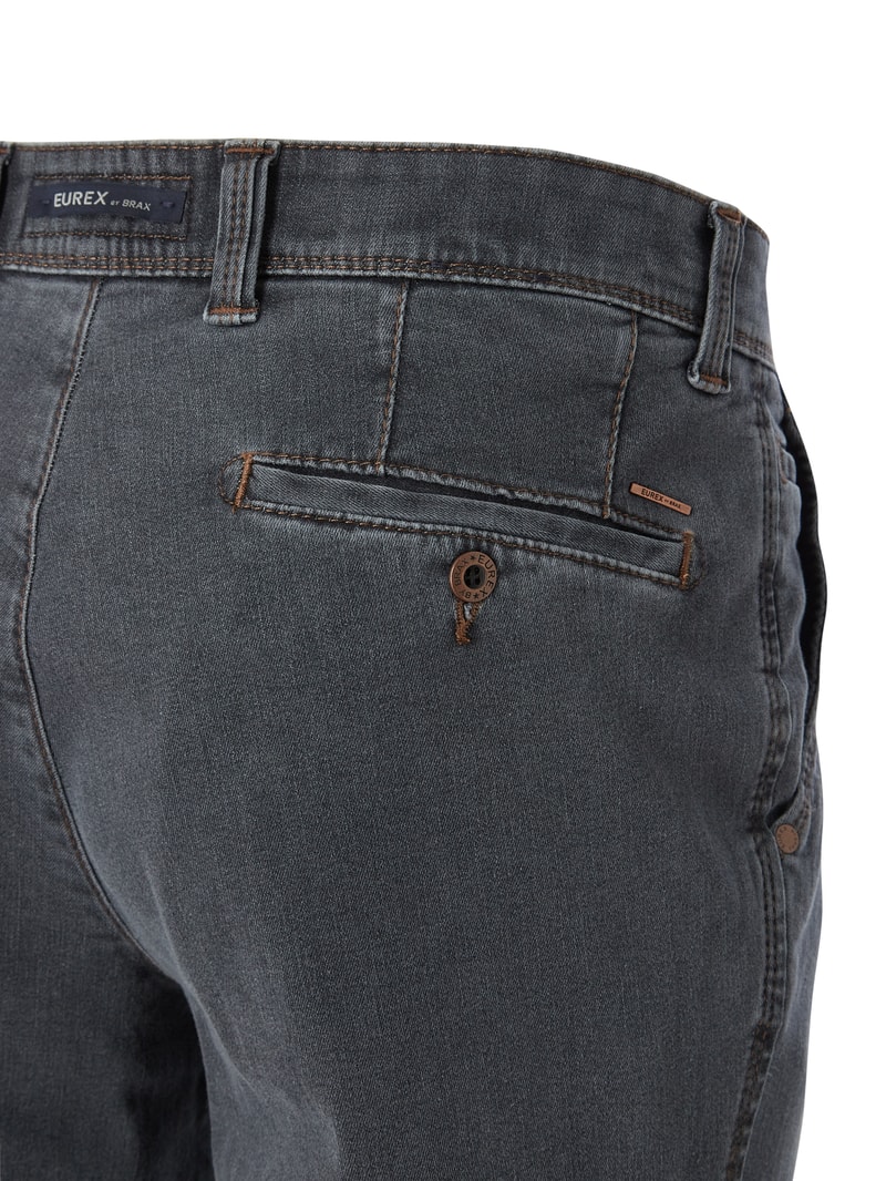 Jeans mit Label-Patch in mittelgrau meliert