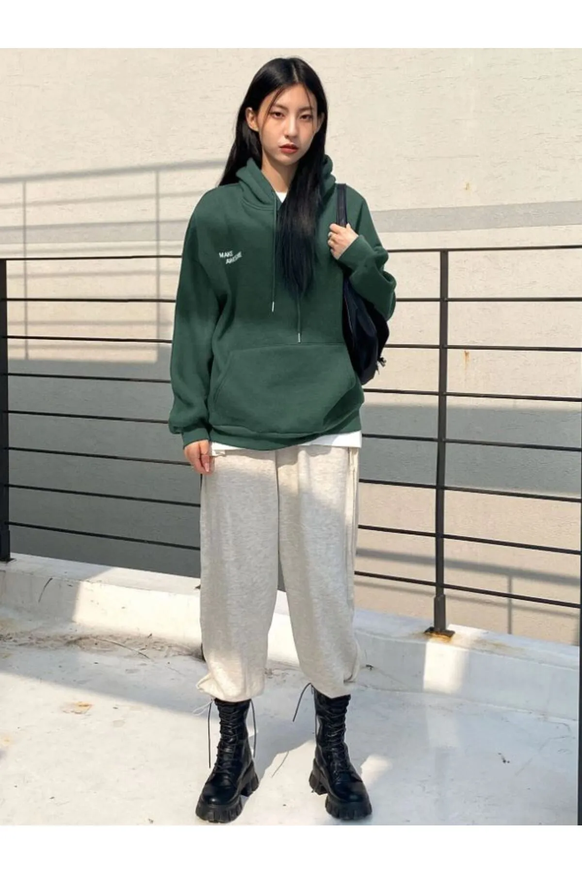 Know  Dunkelgrünes Damen-Sweatshirt mit Kapuze und Aufdruck „Confidence“.