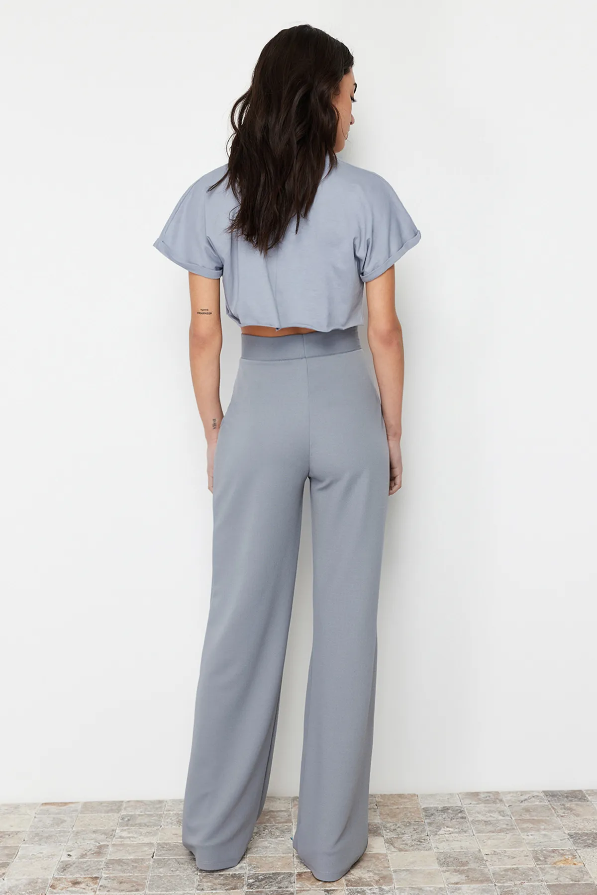 Trendyol Collection  Graue, plissierte Hose mit weitem Bein und entspanntem Schnitt TWOSS24PL00038