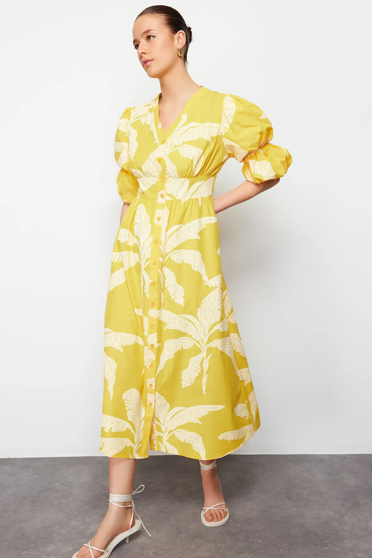 Trendyol Modest  Gelbes, gewebtes Hemdkleid mit Blumendruck und halben Ballonärmeln und V-Ausschnitt TCTSS24EB00015