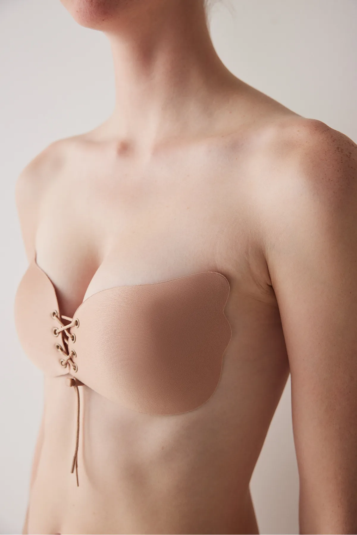 Penti  Tief ausgeschnittener, verstellbarer, selbstklebender BH in Beige