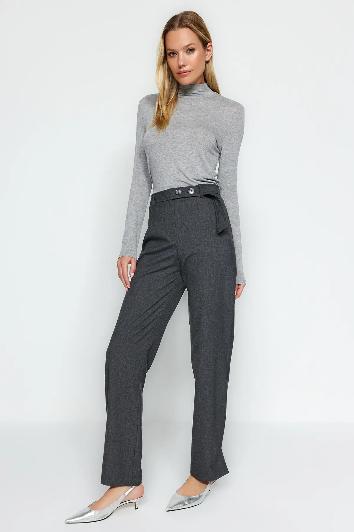 Trendyol Collection  Anthrazitfarbene, gerade geschnittene Hose mit gewebtem Gürtel und detaillierten Details TWOAW24PL00236