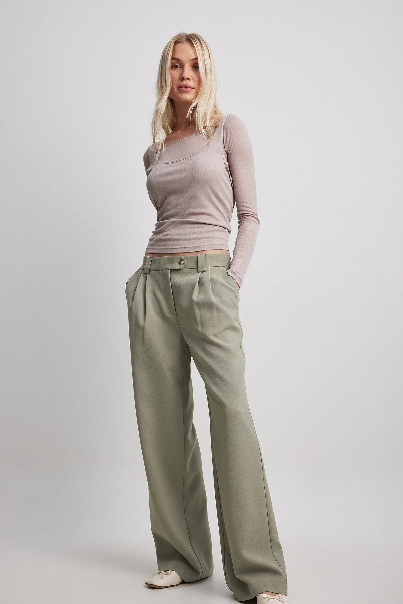 Anzughose mit mittelhoher Taille und Taschendetail