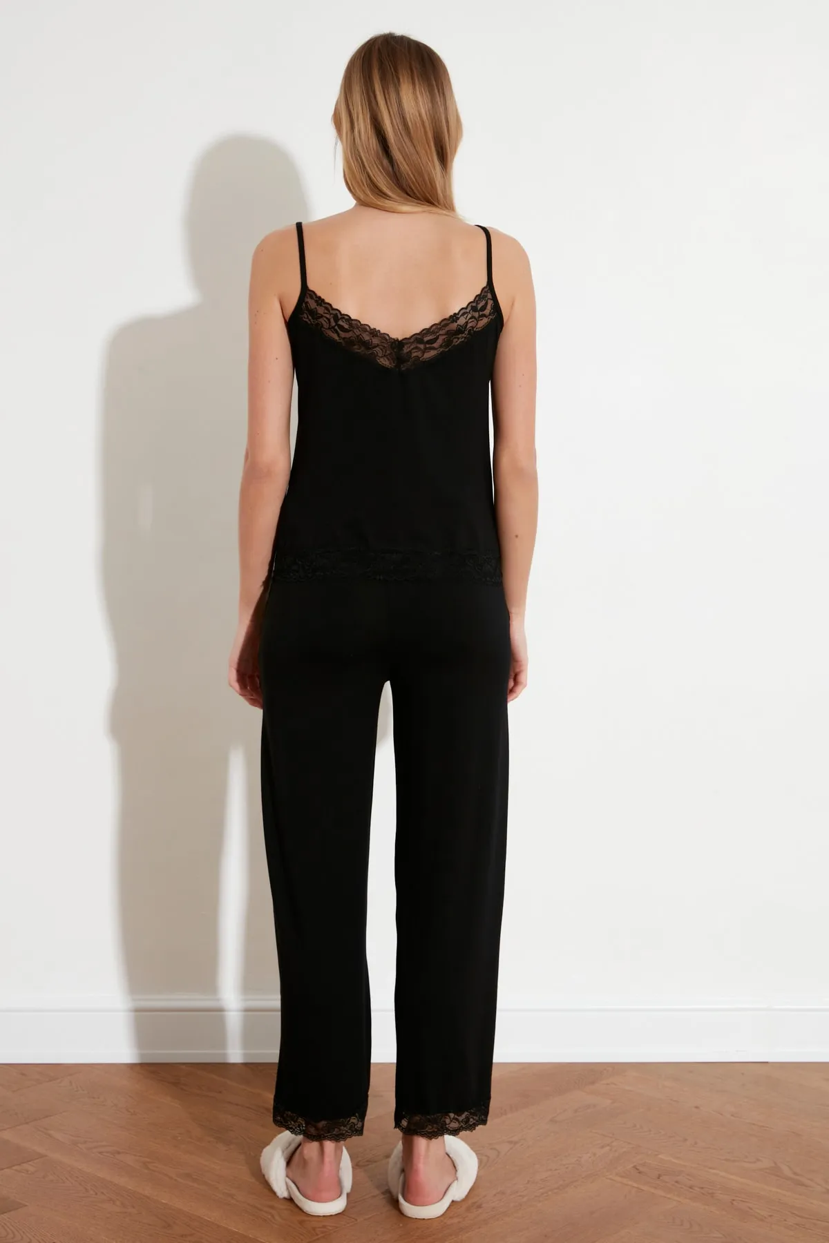 Trendyol Collection  Schwarzes Pyjama-Set aus Strick mit Spitzendetail und Seilträgern THMSS20PT0134