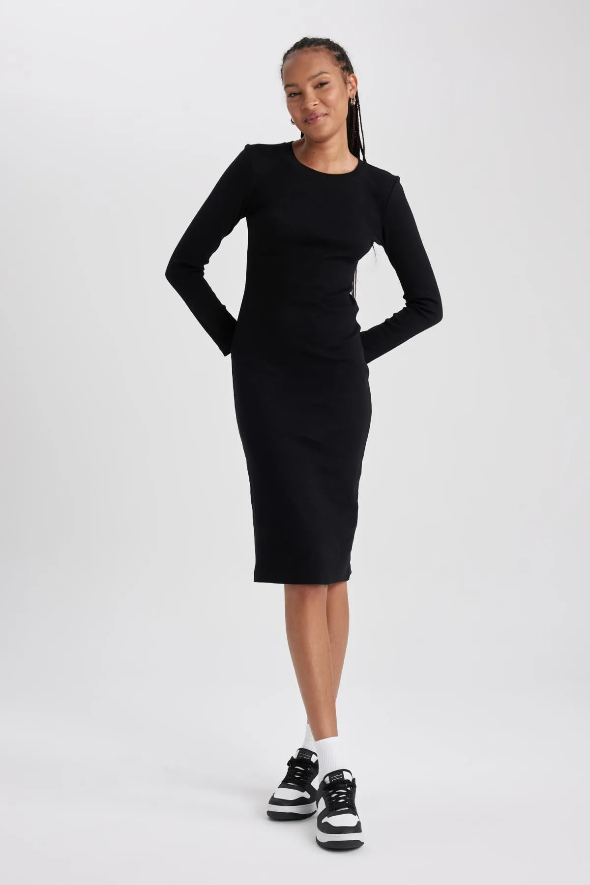 DeFacto  Figurbetontes, geripptes Camisole-Midikleid mit Rundhalsausschnitt und langen Ärmeln B2465ax23au