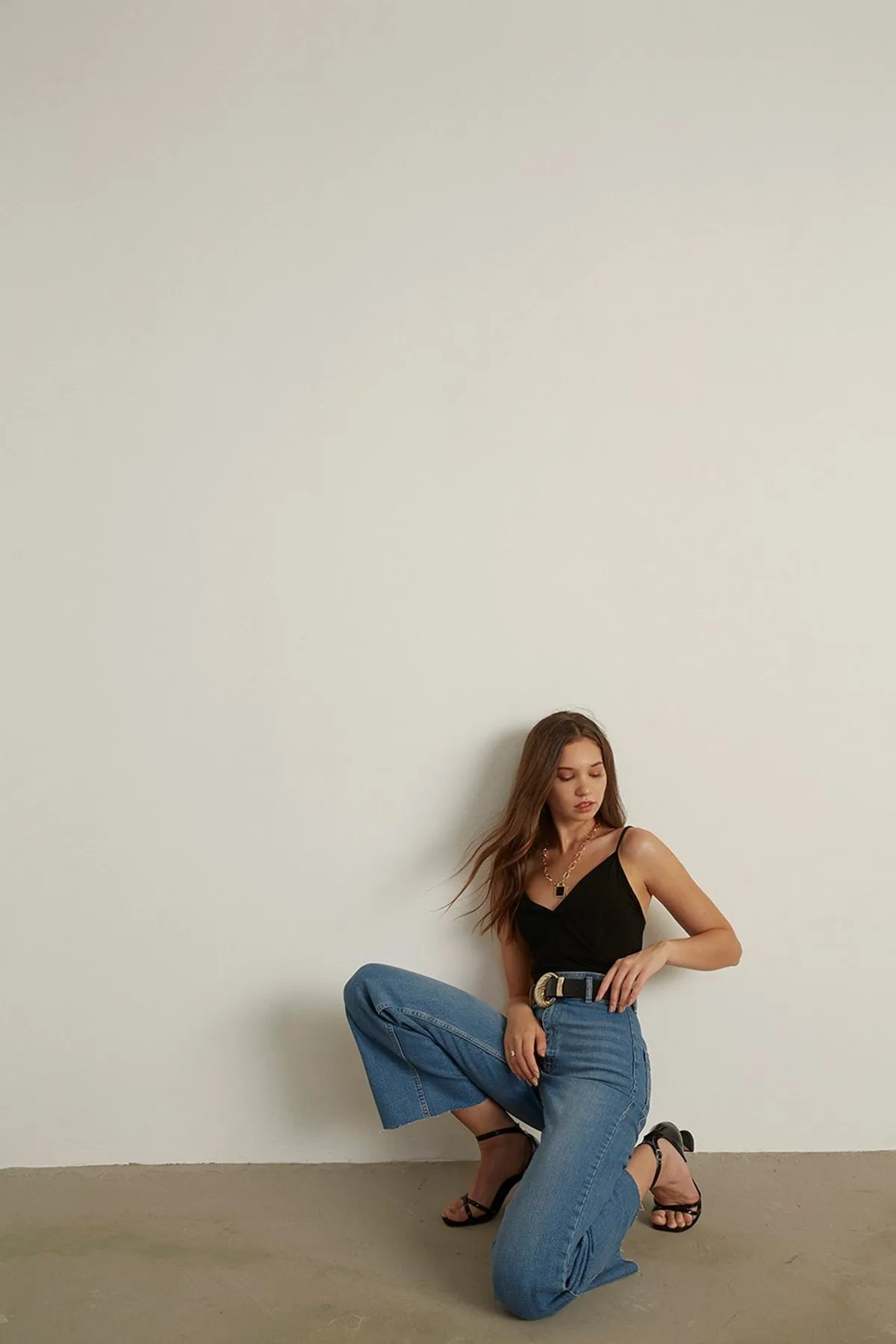 VATKALI  Blaue, ausgestellte Jeans mit weitem Bein