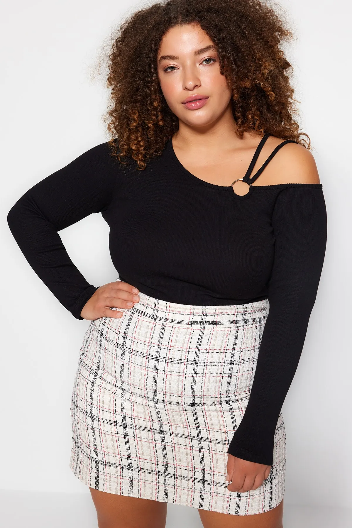 Trendyol Curve  Schwarze gerippte Strickbluse mit asymmetrischem Kragen TBBAW24AF00014