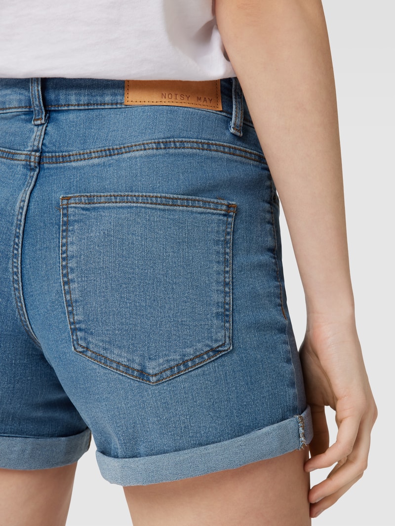 Jeansshorts mit Label-Detail in hellblau