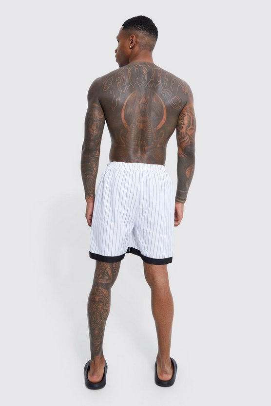 Mittellange gestreifte Basketball-Badehose mit Worldwide-Print