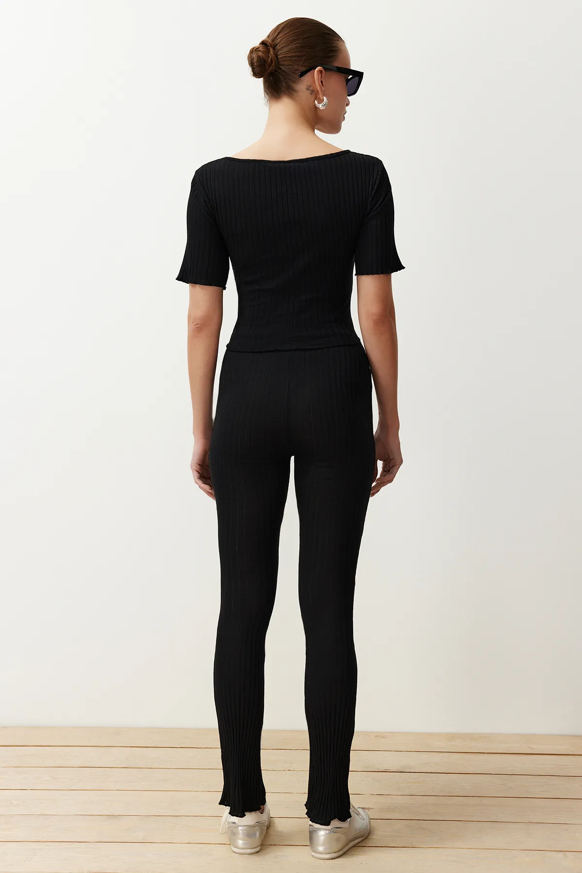 Trendyol Collection  Schwarzes Set aus gerippter, dehnbarer Strickbluse mit V-Ausschnitt und Hose sowie Oberteil und Unterteil TWOSS24AU00100
