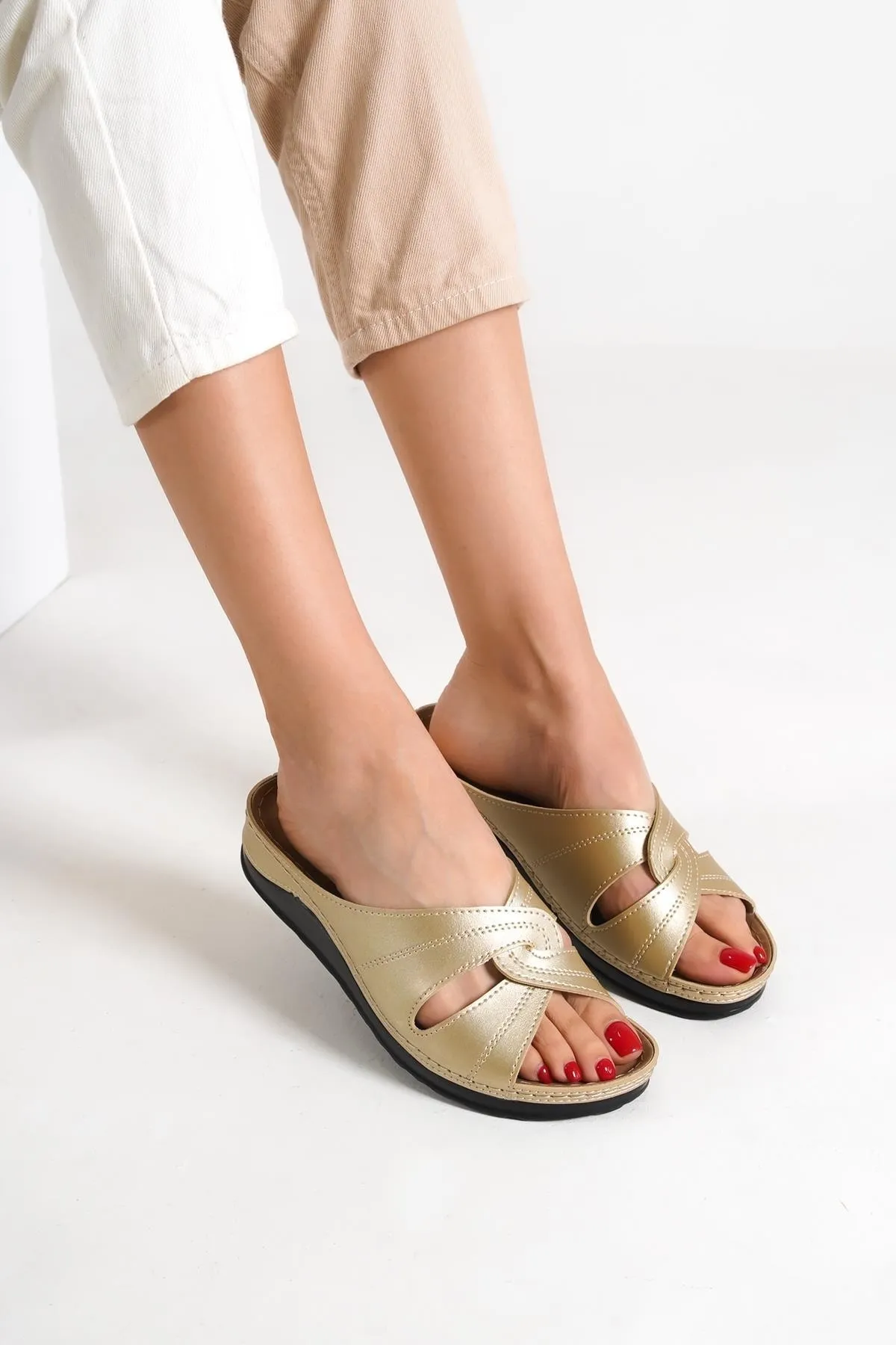 Capone Outfitters  Anatomisch weiche, bequeme Mutterhausschuhe mit Keilabsatz