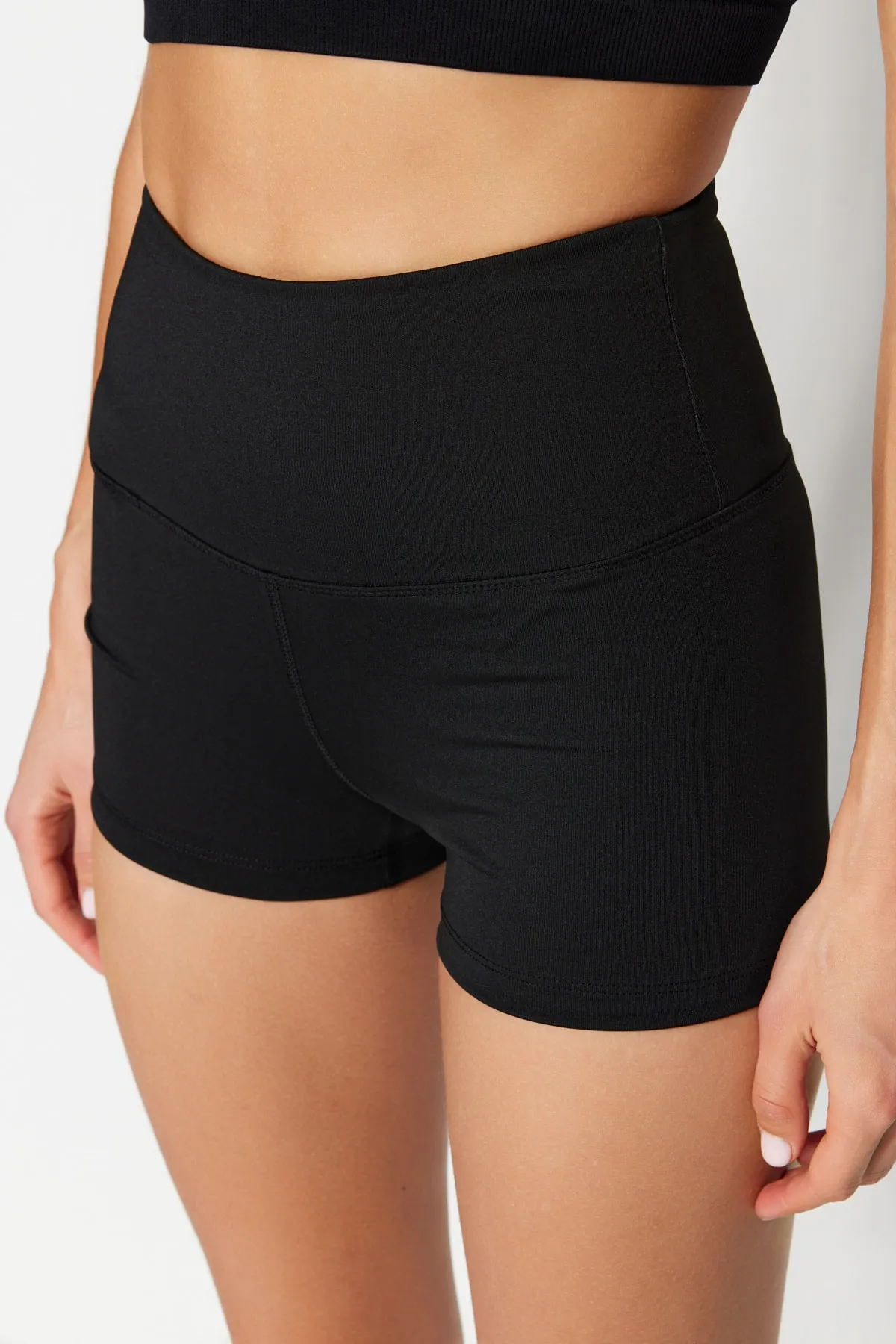 Trendyol Collection  Schwarze Restorer-Taillenreflektor-bedruckte gestrickte Sport-Extra-Shorts/kurze Leggings THMSS23TY00019