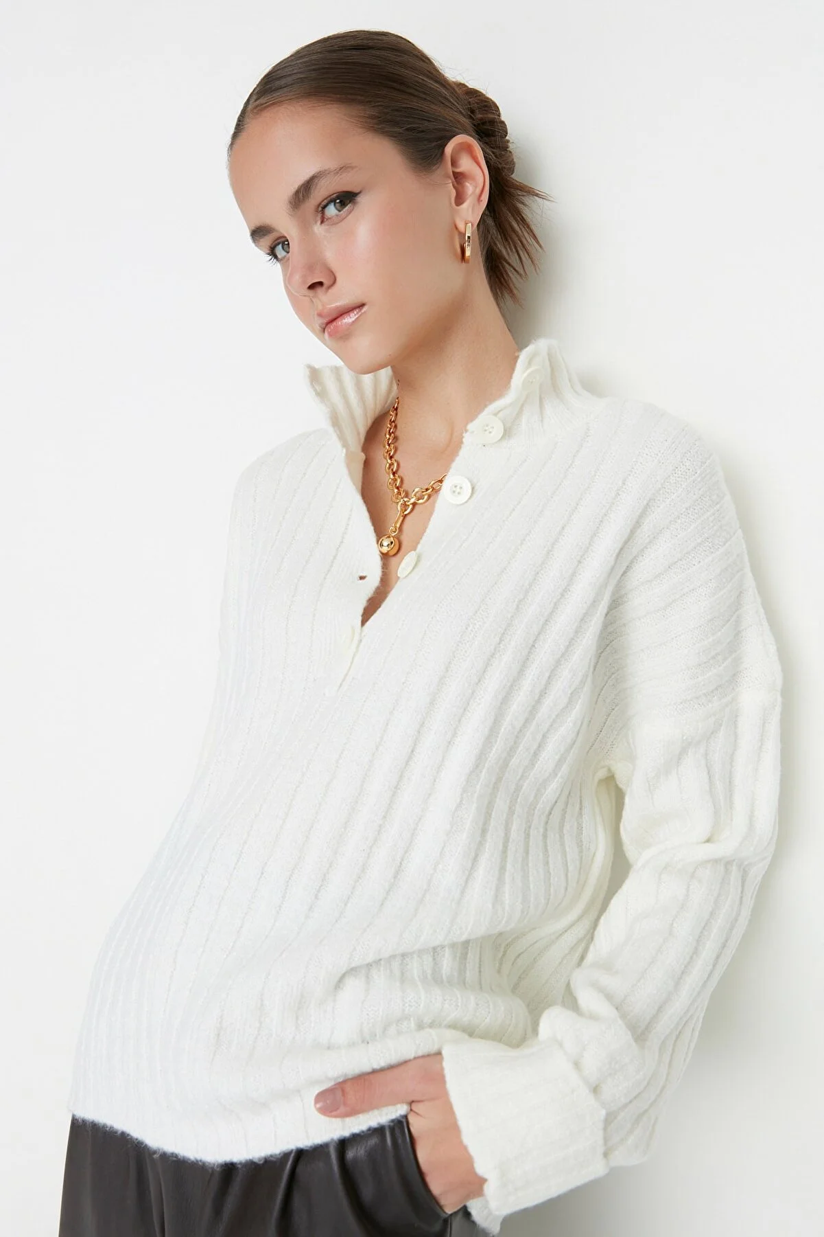 Trendyol Collection  Ecrufarbener, weich strukturierter Strickpullover mit Stehkragen und weiter Passform TWOAW21KZ0783