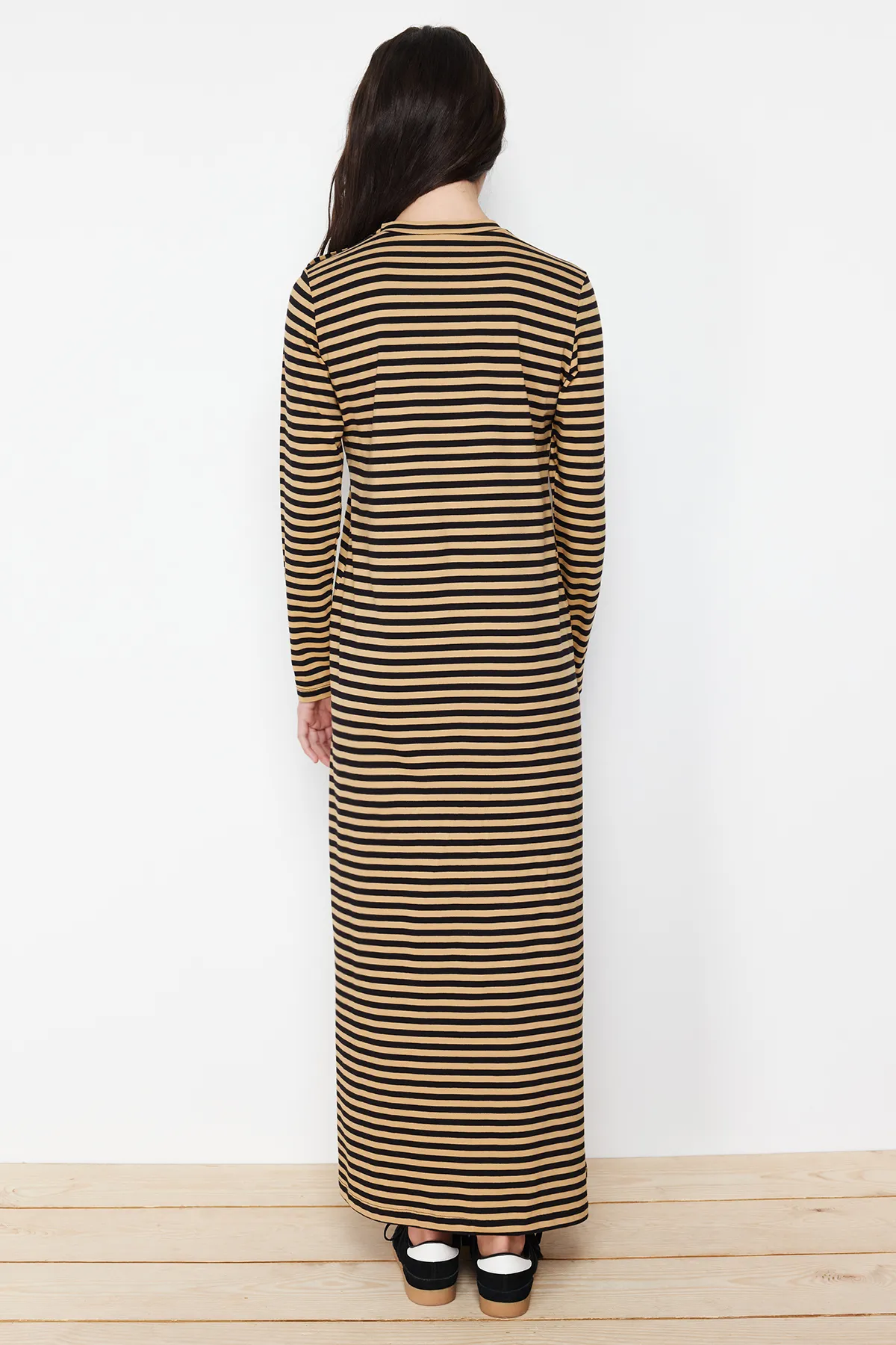 Trendyol Modest  Beigefarbenes Strickkleid mit Schulterknöpfen und detaillierten Details TCTSS23EB00291