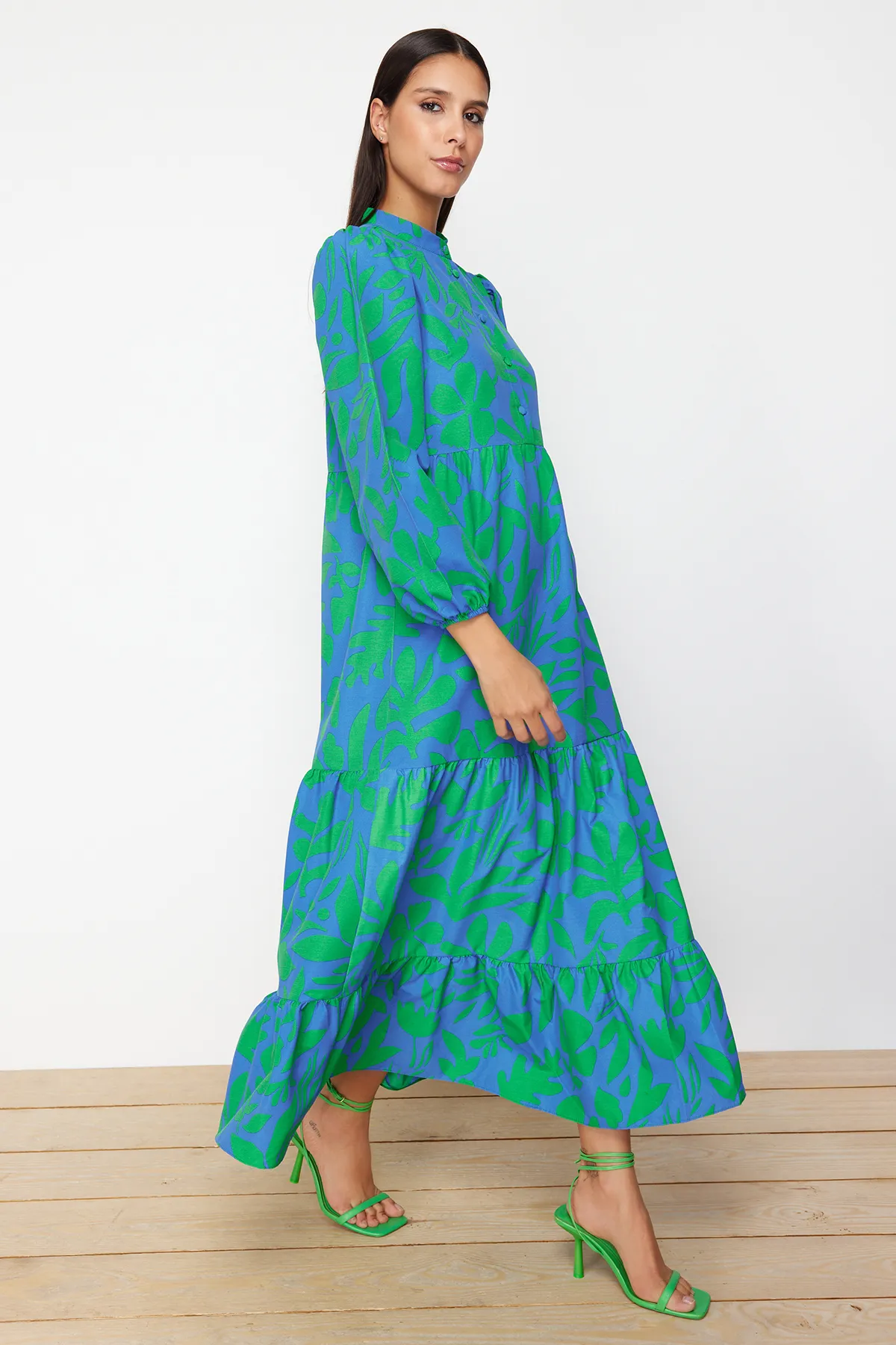 Trendyol Modest  Blaues gemustertes Kleid aus gewebter Baumwolle mit halber Knopfleiste und weiter Passform TCTSS23EB00222