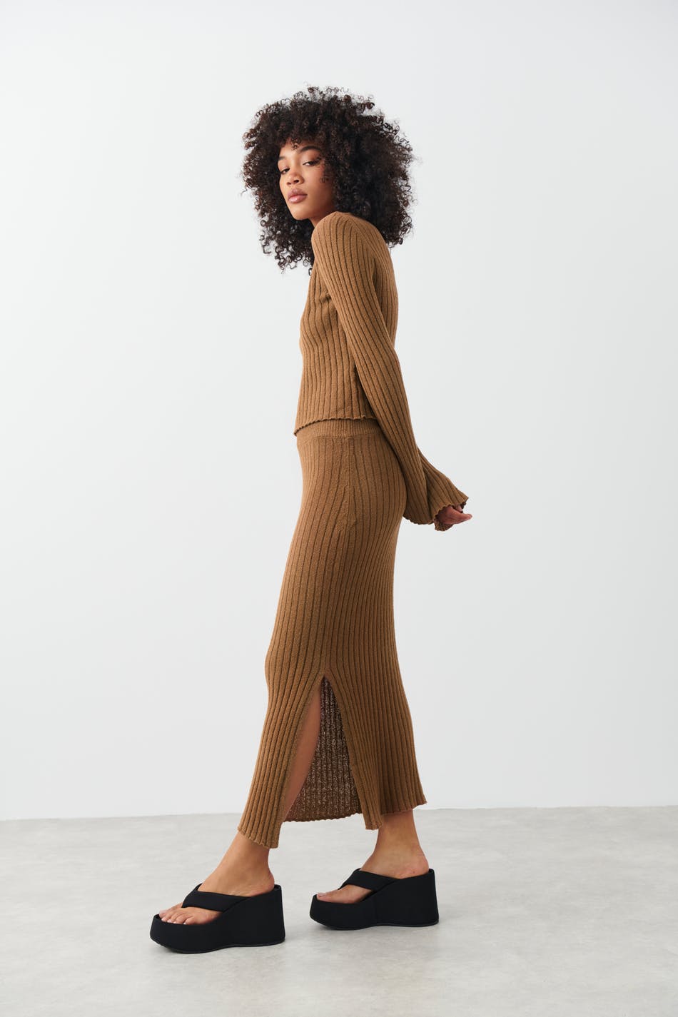 Knitted slit skirt