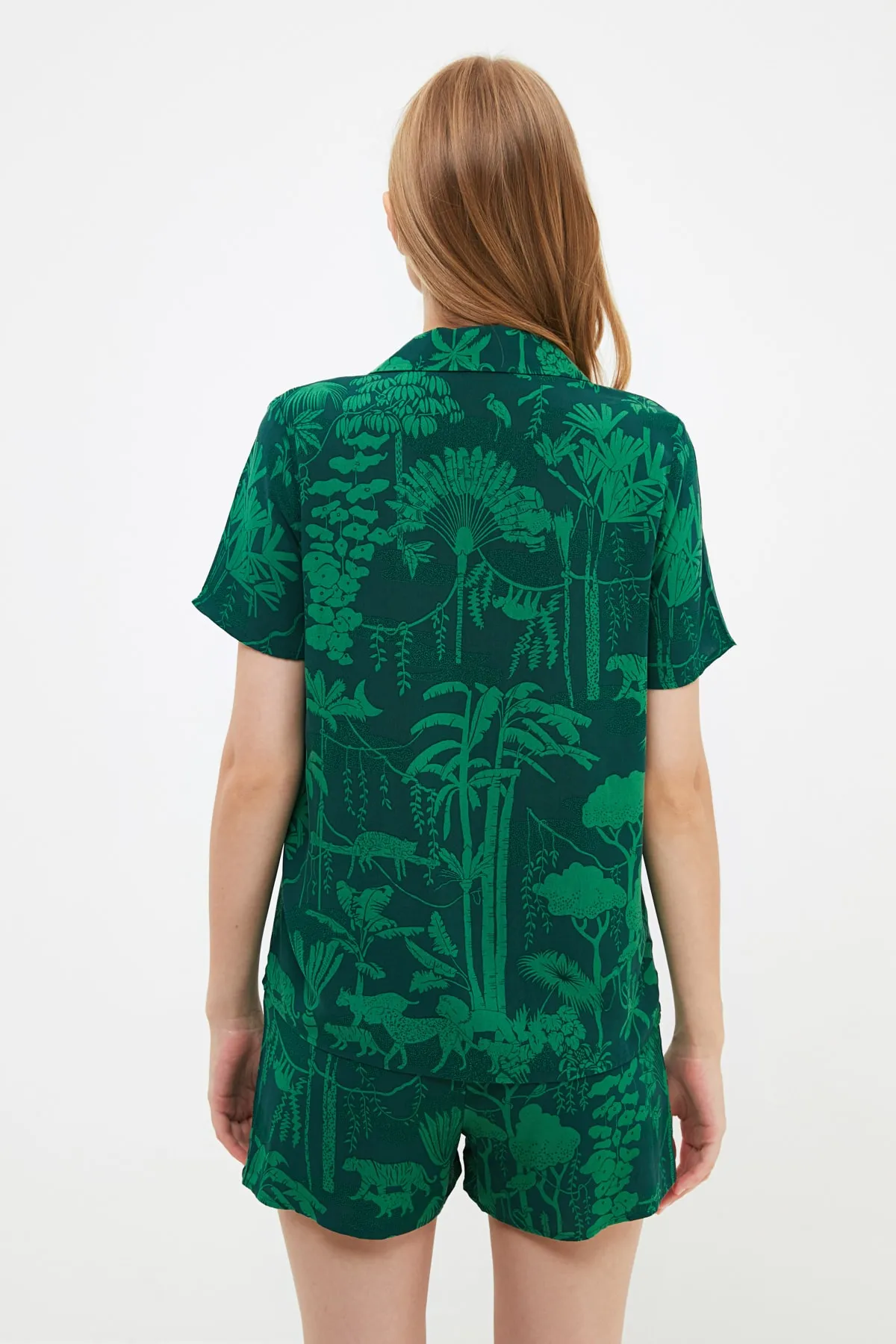 Trendyol Collection  Grünes Pyjama-Set aus Viskose mit detailliertem Aufdruck und Hemd und Shorts THMSS21PT1032