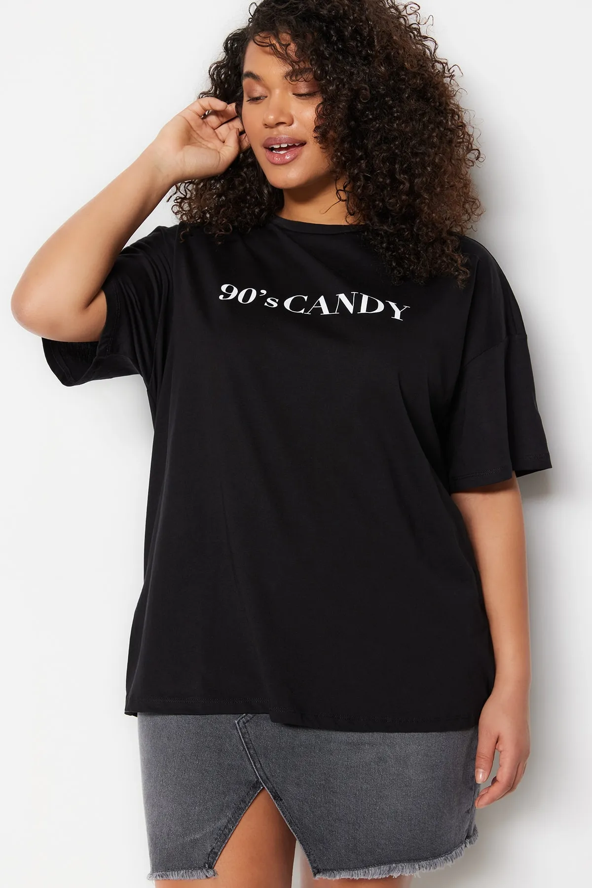Trendyol Curve  Schwarzes, weit geschnittenes, bedrucktes Strick-T-Shirt mit Rundhalsausschnitt TBBSS23BF00015