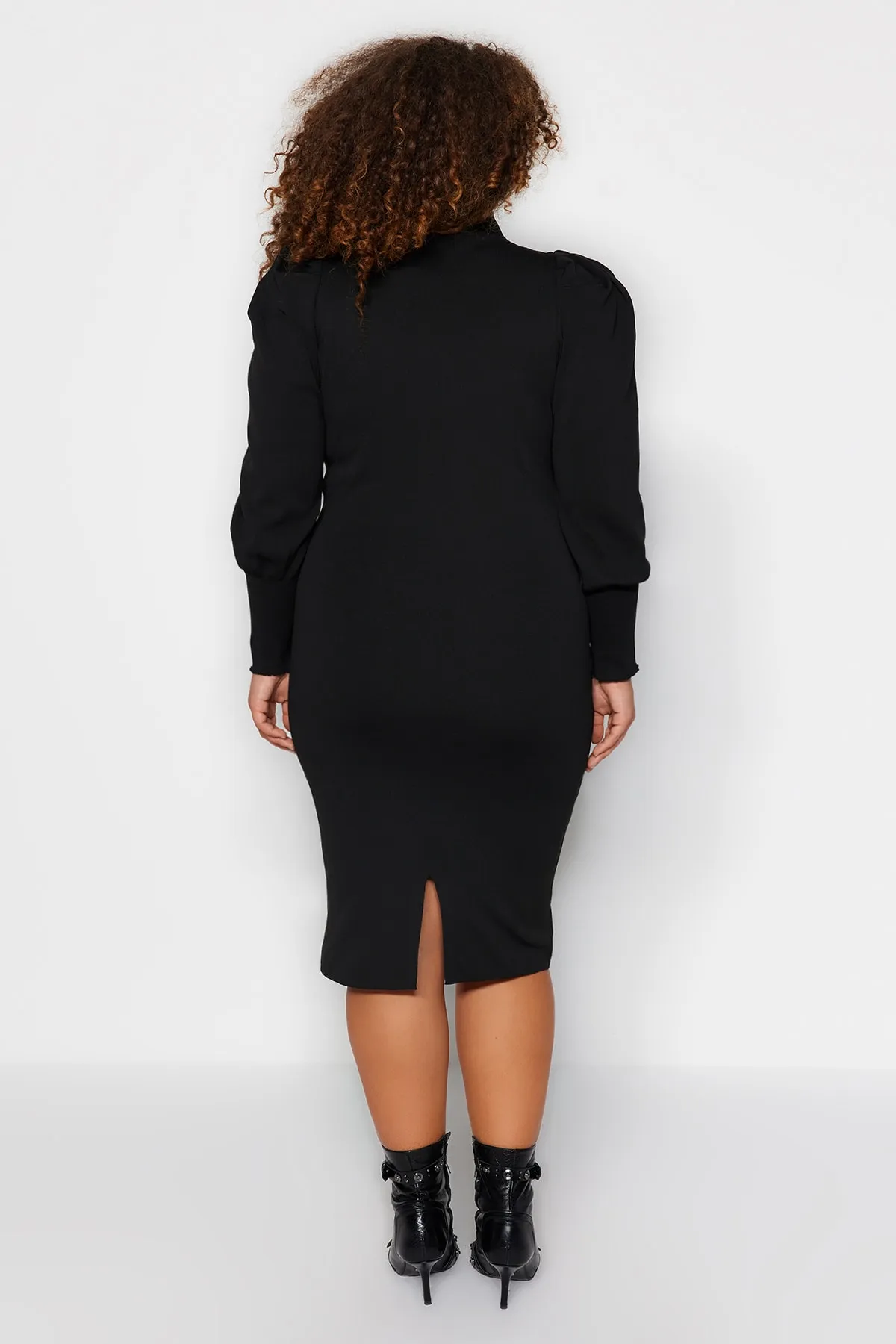 Trendyol Curve  Schwarzes Strickkleid mit Ärmeldetail TBBAW24AH00000
