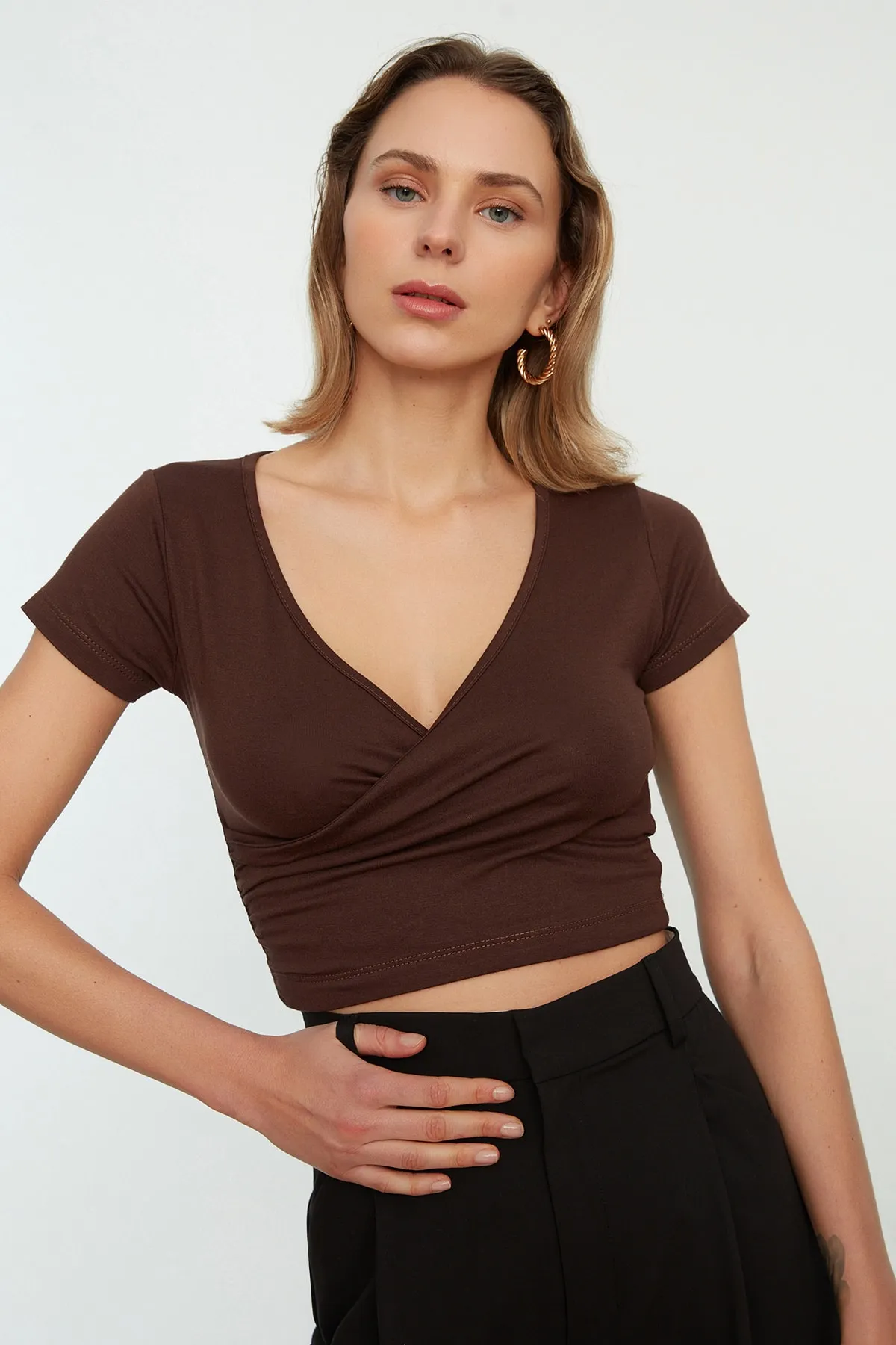Trendyol Collection  Braune, taillierte, zweireihige, bauchfreie, dehnbare Viskose-Strickbluse mit Ausschnitt TWOSS22BZ0536