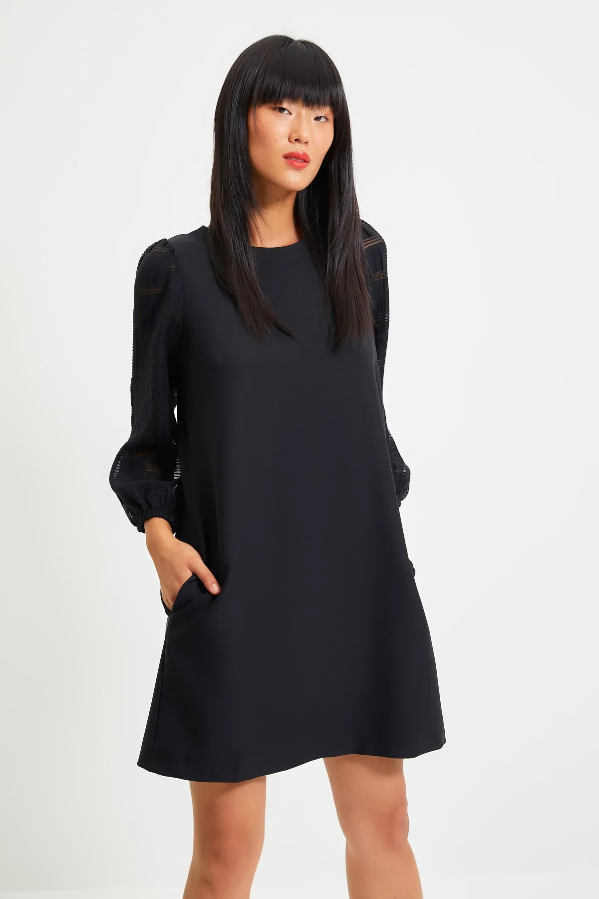Trendyol Collection  Schwarzes Webkleid mit weiten Ärmeln und detailliertem Ausschnitt TWOAW22EL0124