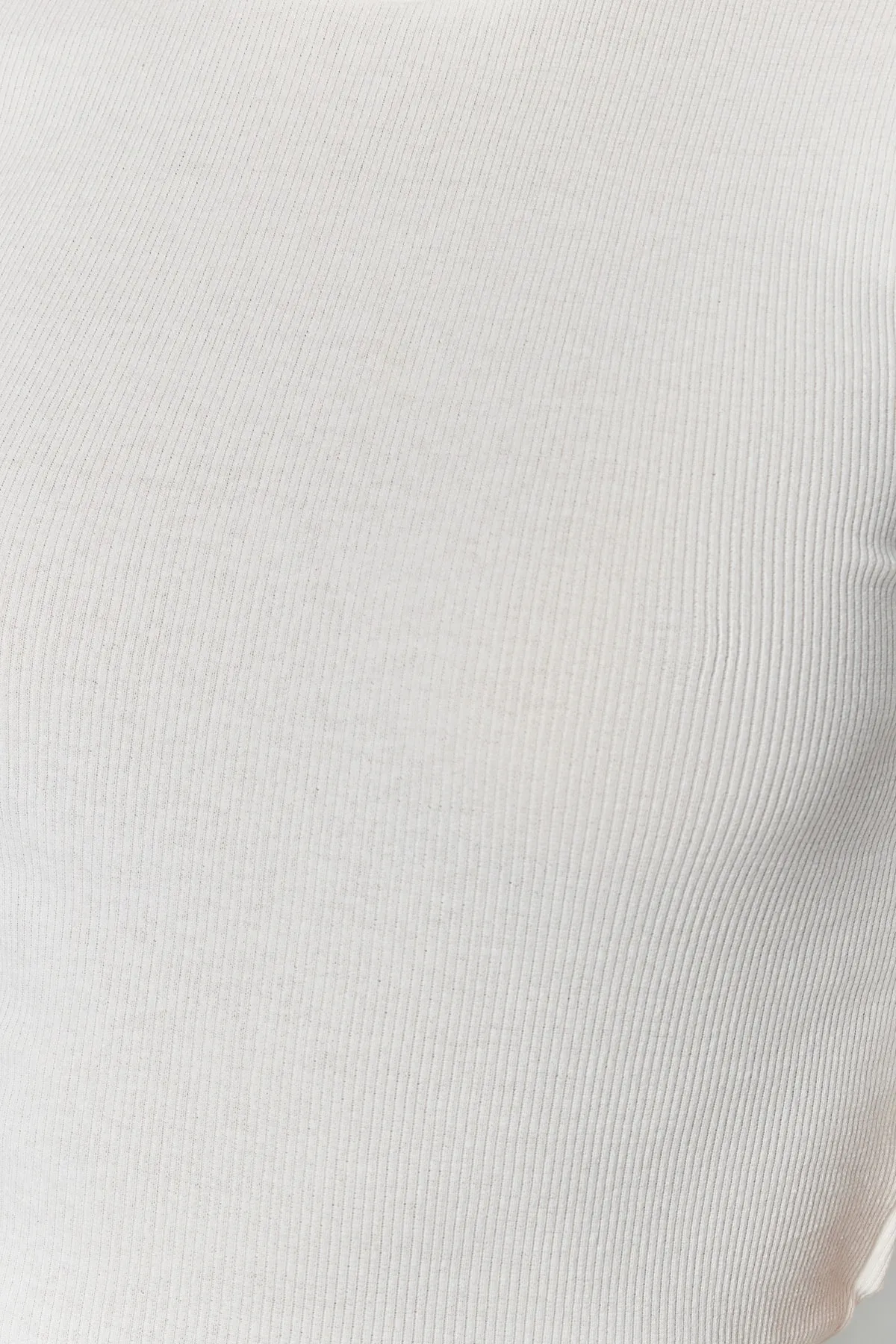 Trendyol Collection  Ecrufarbene, taillierte/taillierte Rundhals-Bluse aus flexiblem Strick mit Kordelzug TWOSS23BZ00025