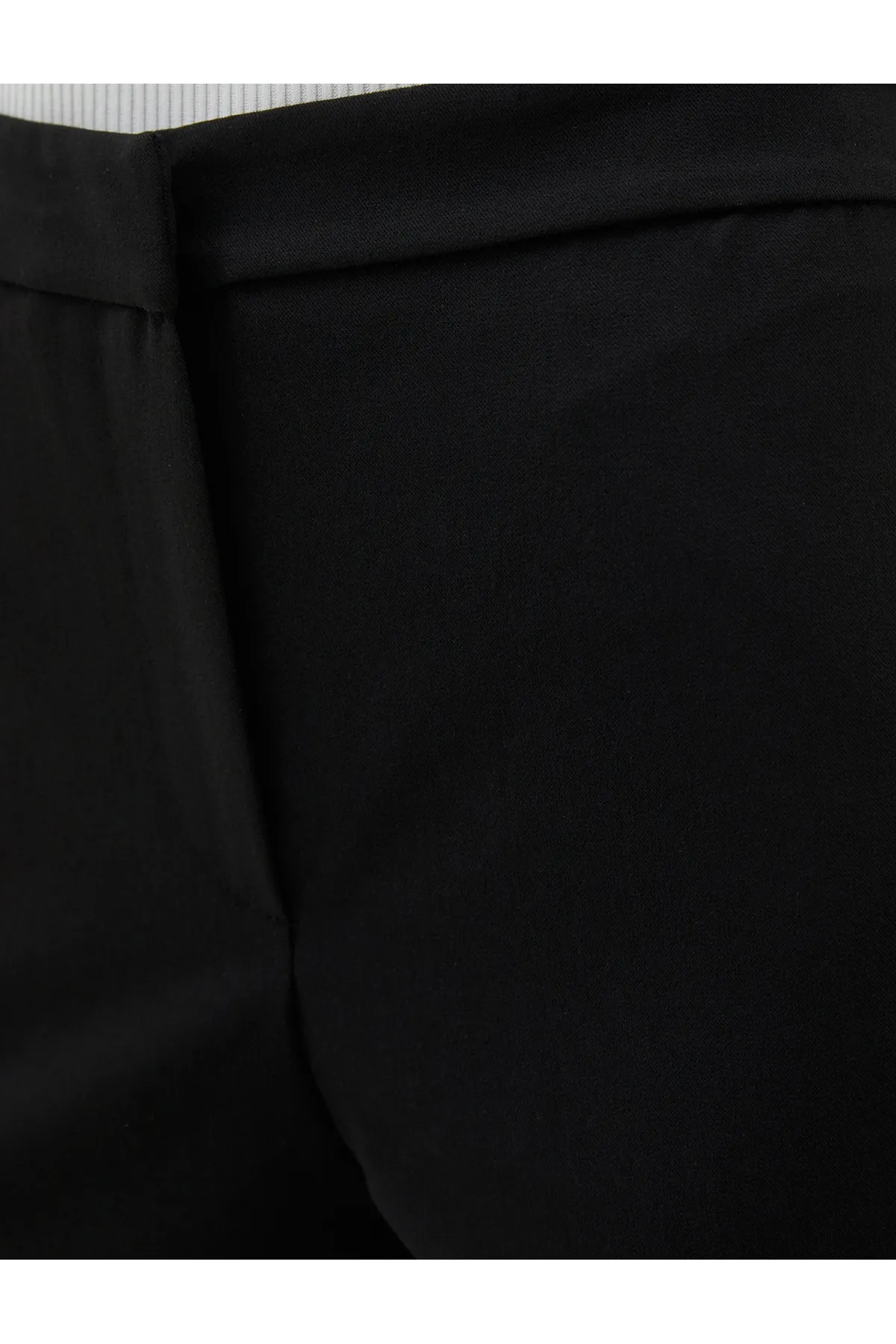 Koton  Kurz geschnittene Zigarettenhose mit hoher Taille und Taschen