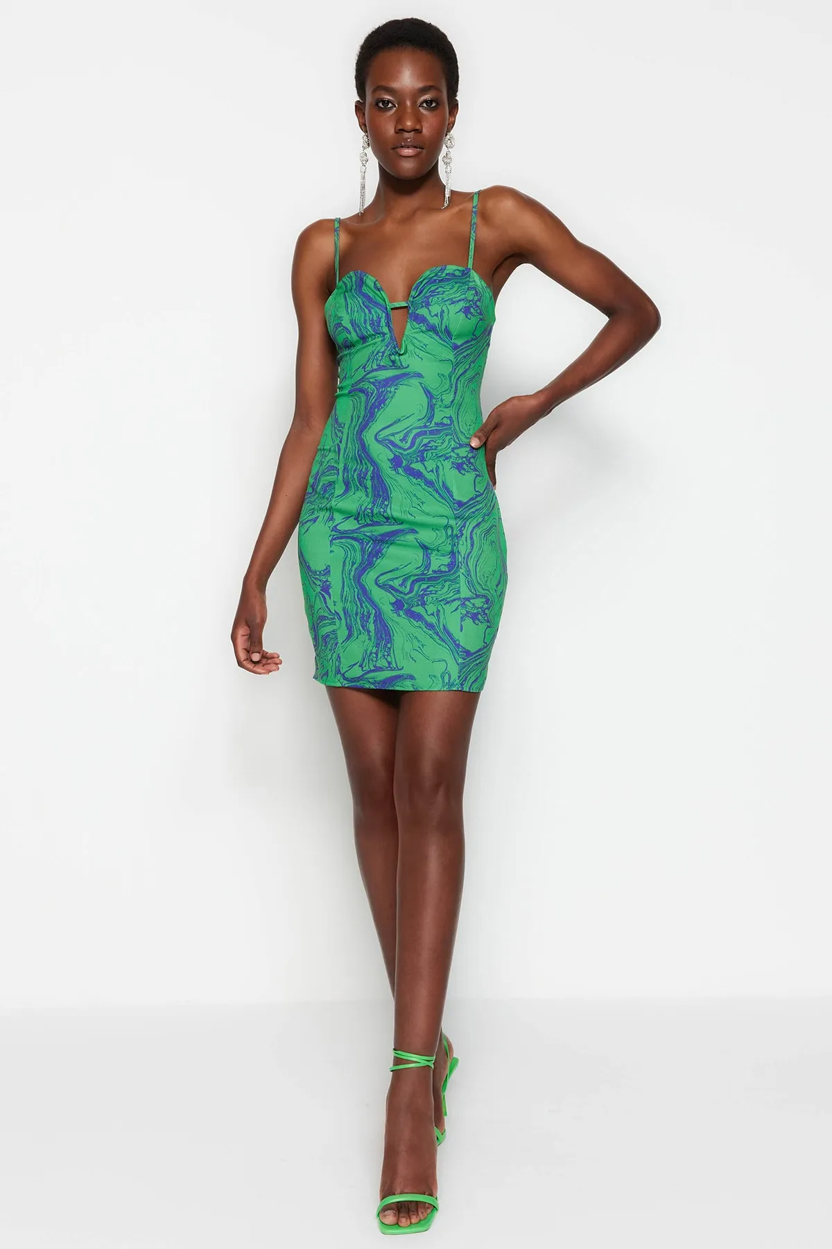 Trendyol Collection  Mehrfarbiges, figurbetontes, gewebtes, bedrucktes, elegantes Abendkleid TPRSS23EL00263