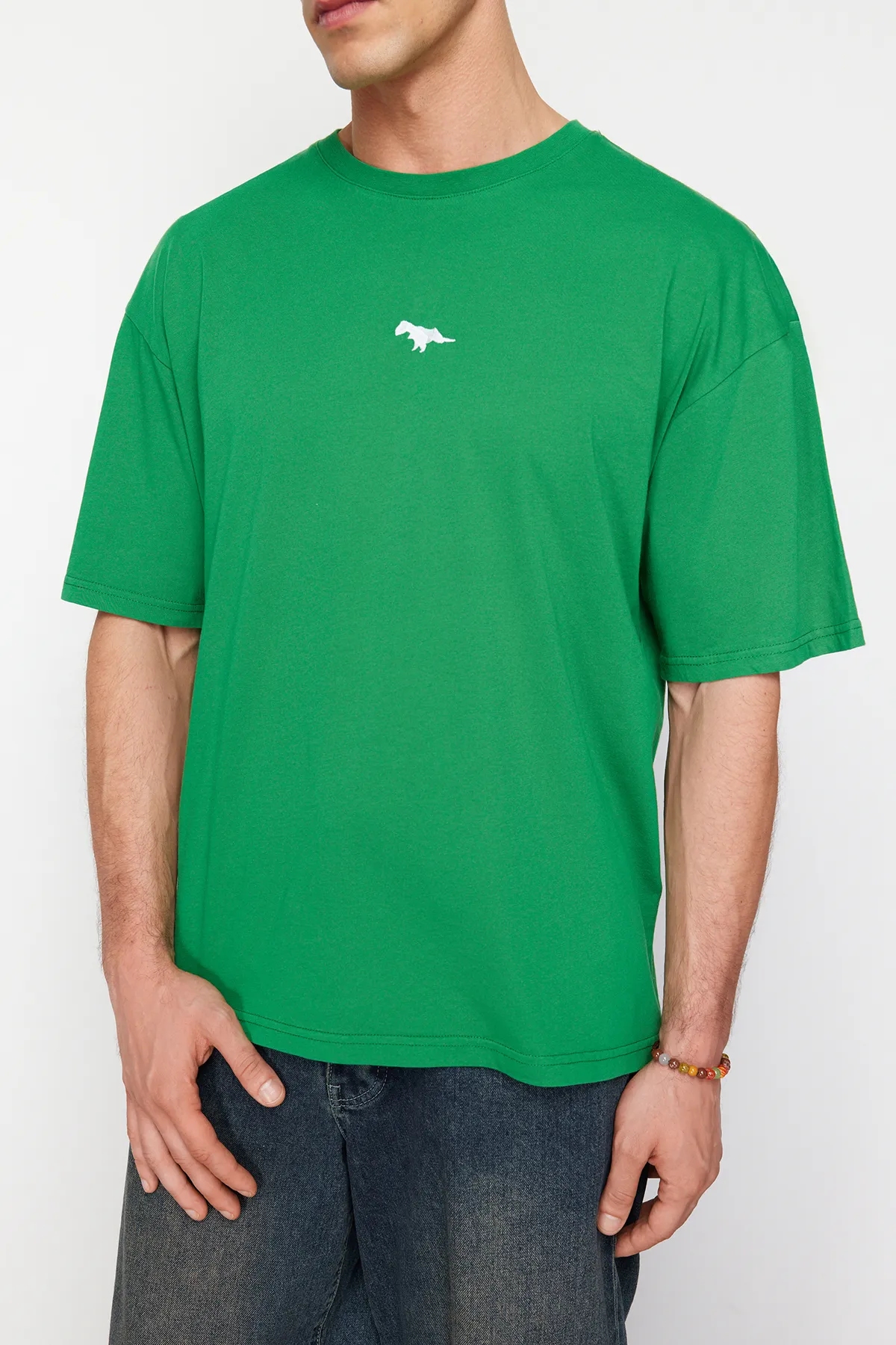 Trendyol Collection  Grünes, übergroßes/weit geschnittenes, mit Dinosauriern besticktes T-Shirt aus 100 % Baumwolle TMNSS23TS00243 TMNSS23TS00243
