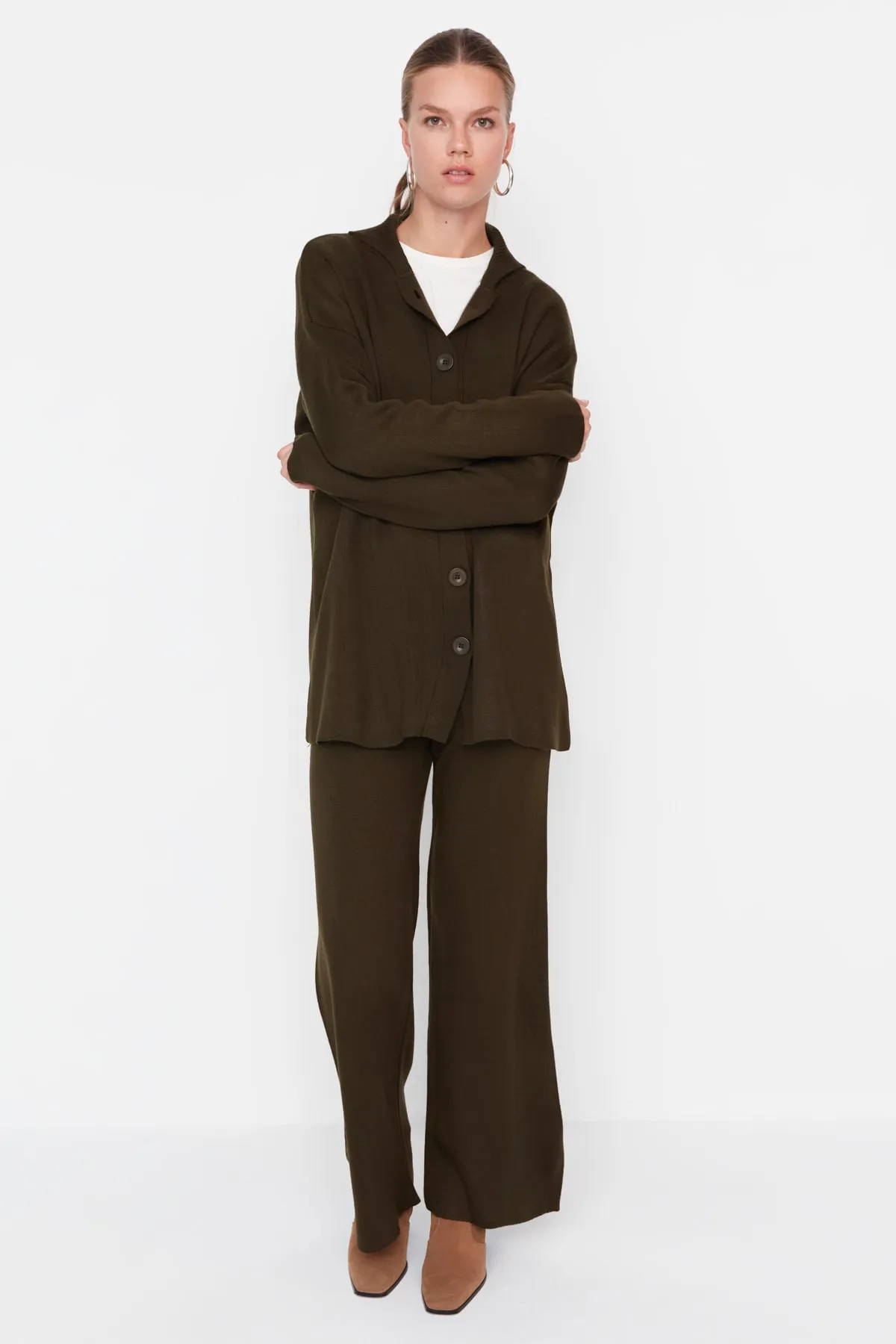 Trendyol Modest  Gestricktes Set aus Strickjacke und Hose mit Khaki-Kragen und detailliertem Kragen TCTAW23US00100
