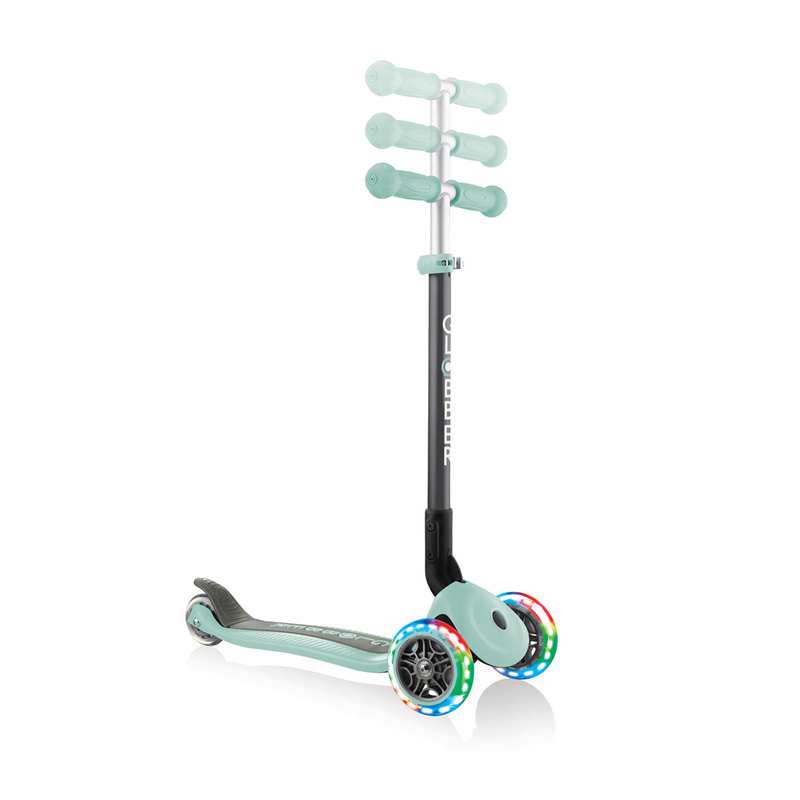 Trottinette 3 roues vert pastel roues lumineuses Globber