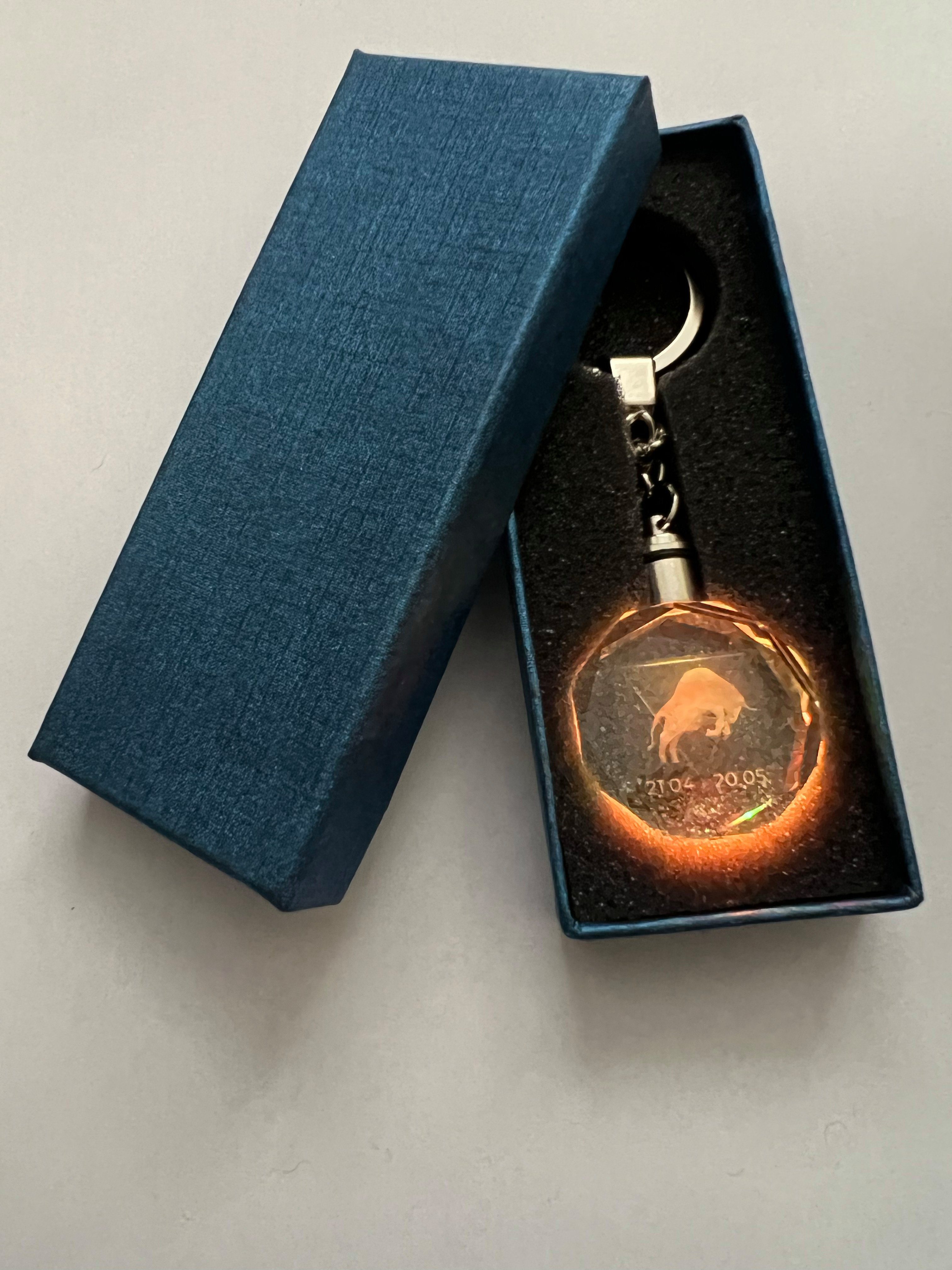Stelby Schlüsselanhänger Stier Sternzeichen Schlüsselanhänger LED Multicolor mit Geschenkbox