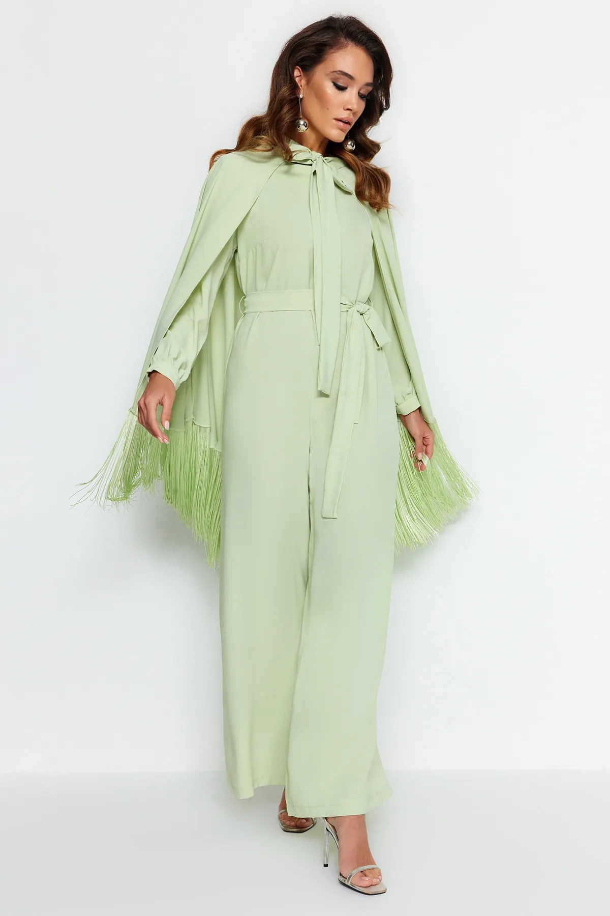Trendyol Modest  Hellgrüner Cape-Jumpsuit mit Quasten, Abendkleid TCTAW24DB00007