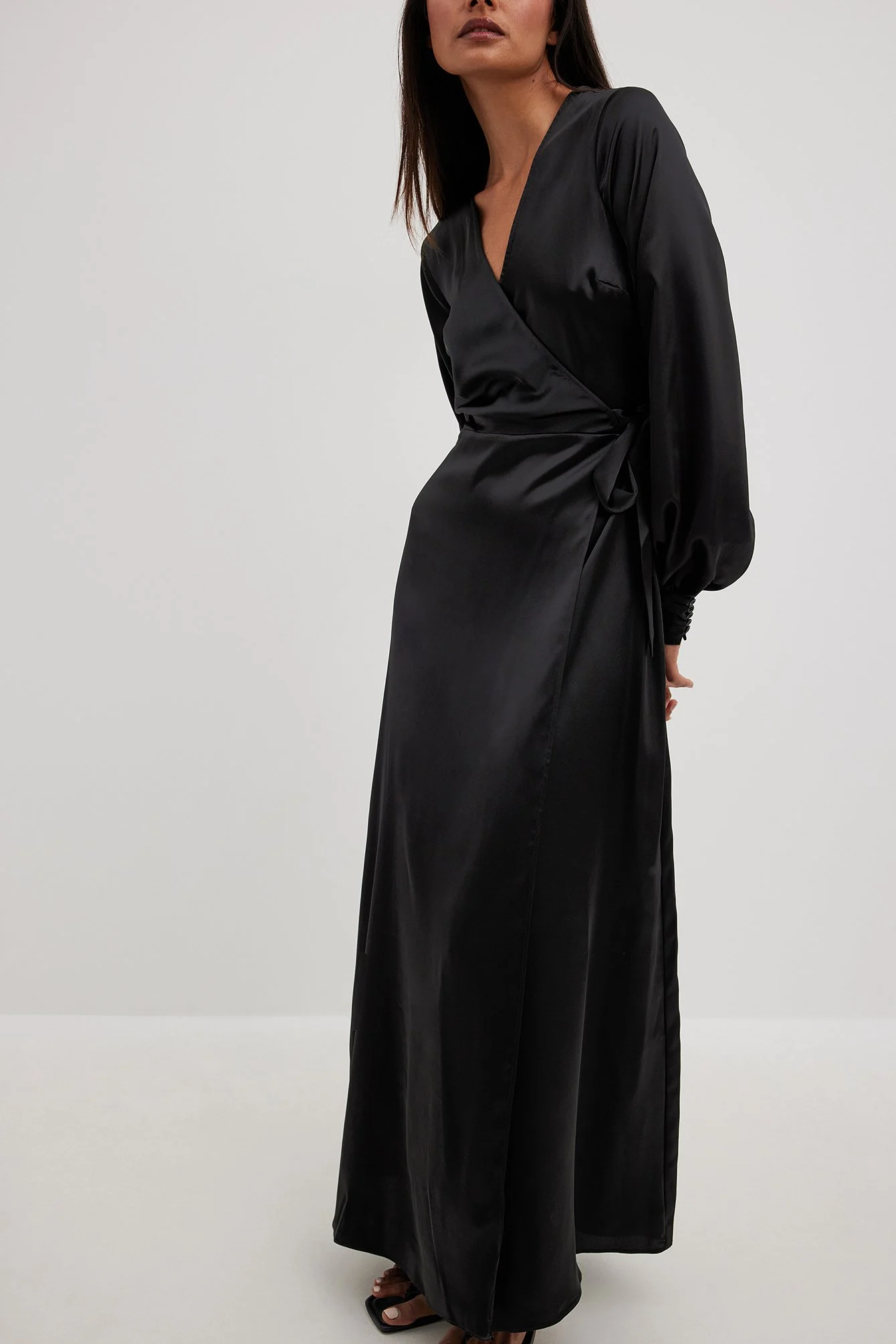Wickel-Satin-Maxikleid mit langen Ärmeln